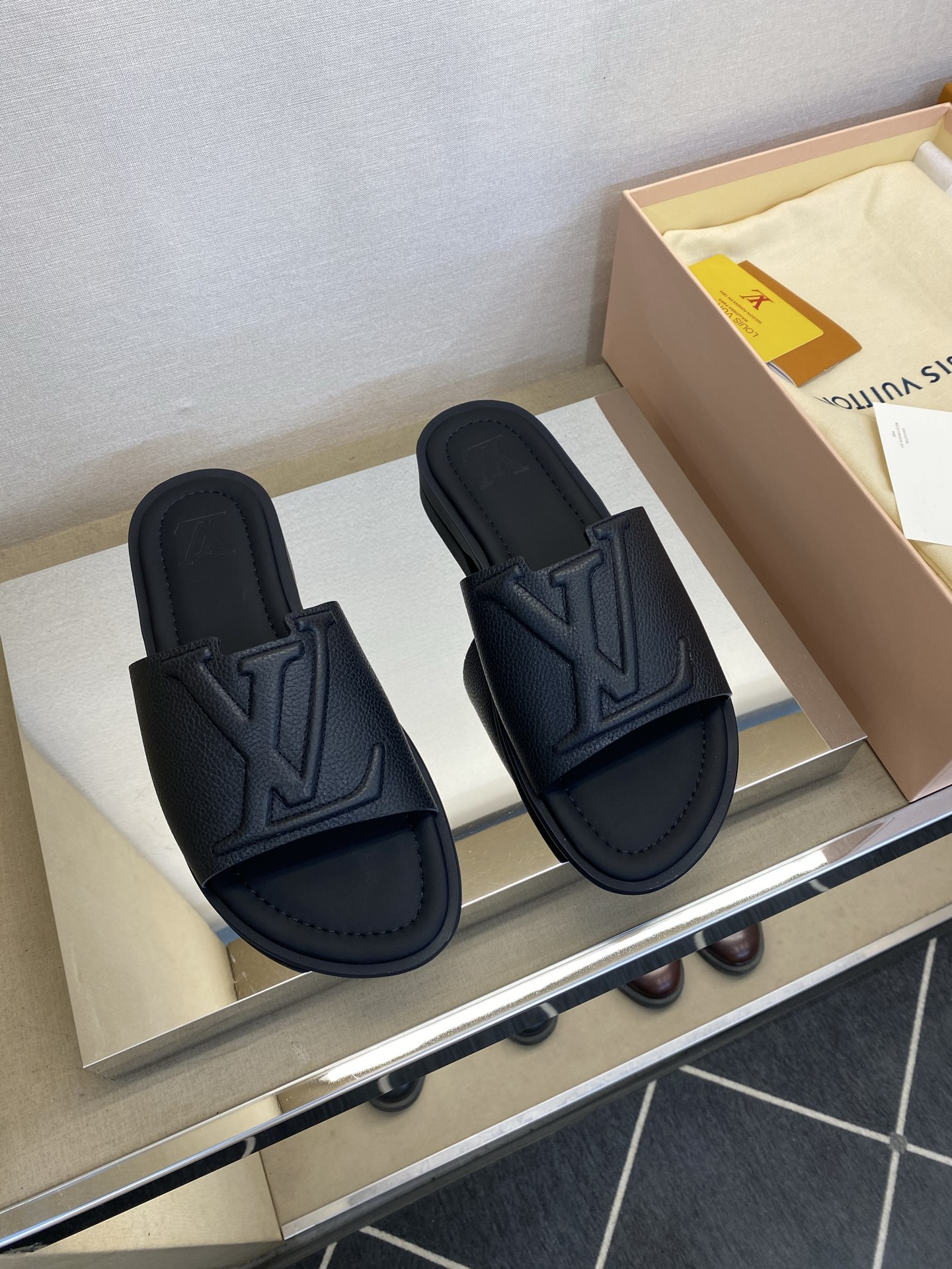 ⚠️【L ＊V】⚠️高品质，顶尖工艺品⚠️男士拖鞋⚠️正码：38 －45，46，47，订做⚠最新经典L压