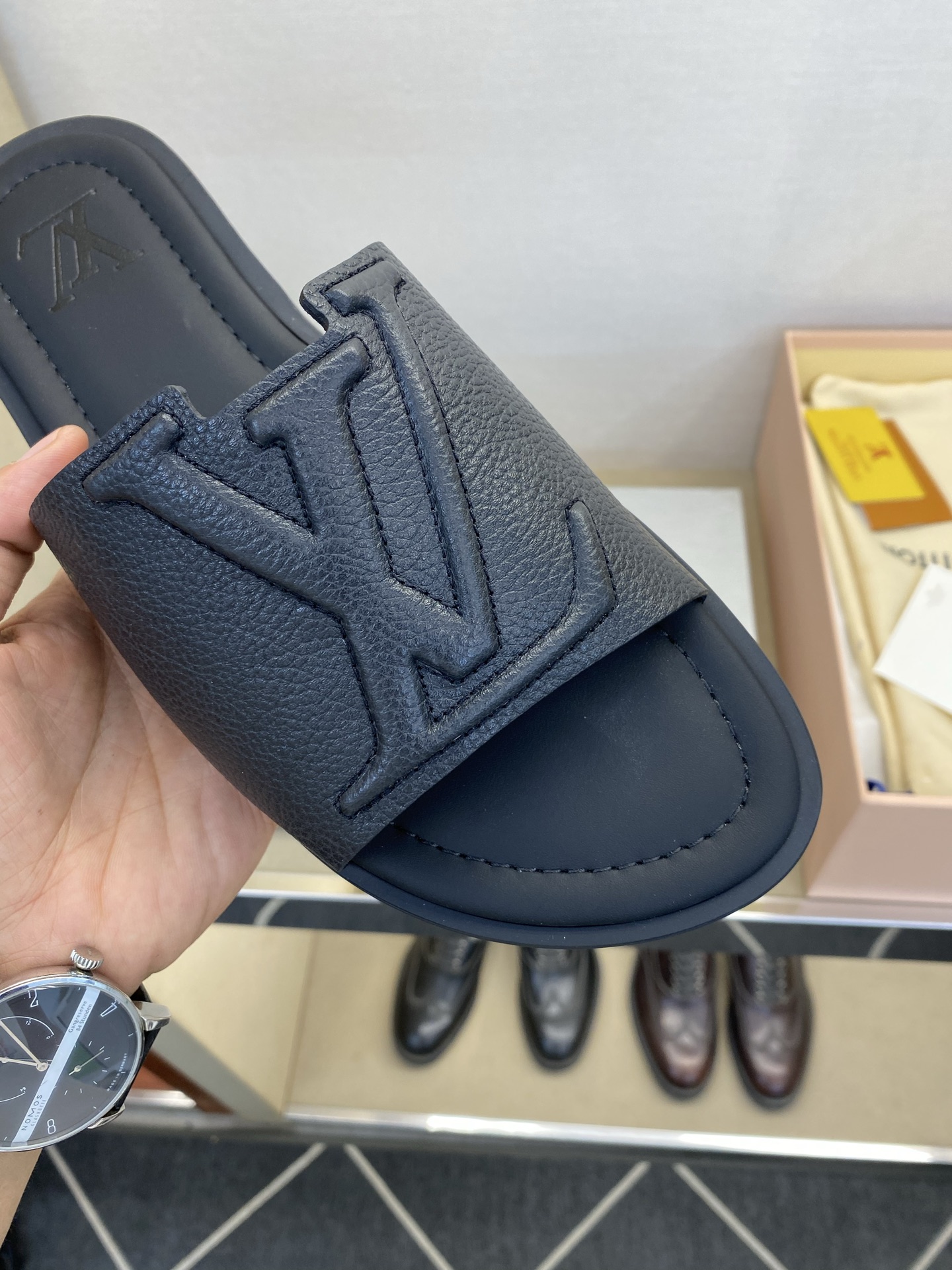⚠️【L ＊V】⚠️高品质，顶尖工艺品⚠️男士拖鞋⚠️正码：38 －45，46，47，订做⚠最新经典L压