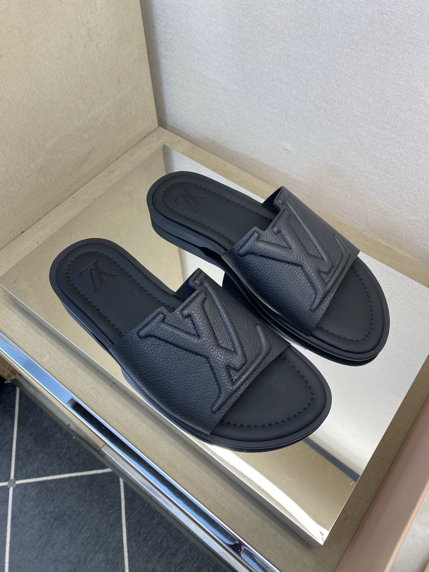 ⚠️【L ＊V】⚠️高品质，顶尖工艺品⚠️男士拖鞋⚠️正码：38 －45，46，47，订做⚠最新经典L压