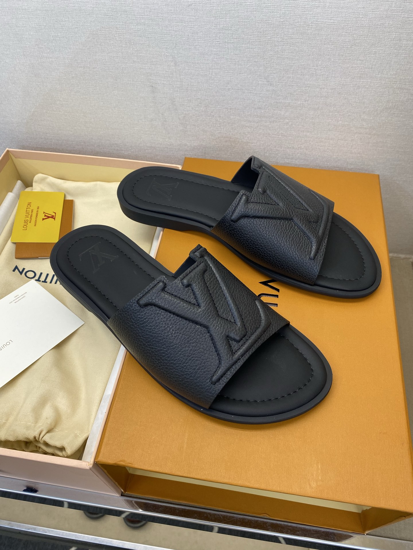 ⚠️【L ＊V】⚠️高品质，顶尖工艺品⚠️男士拖鞋⚠️正码：38 －45，46，47，订做⚠最新经典L压