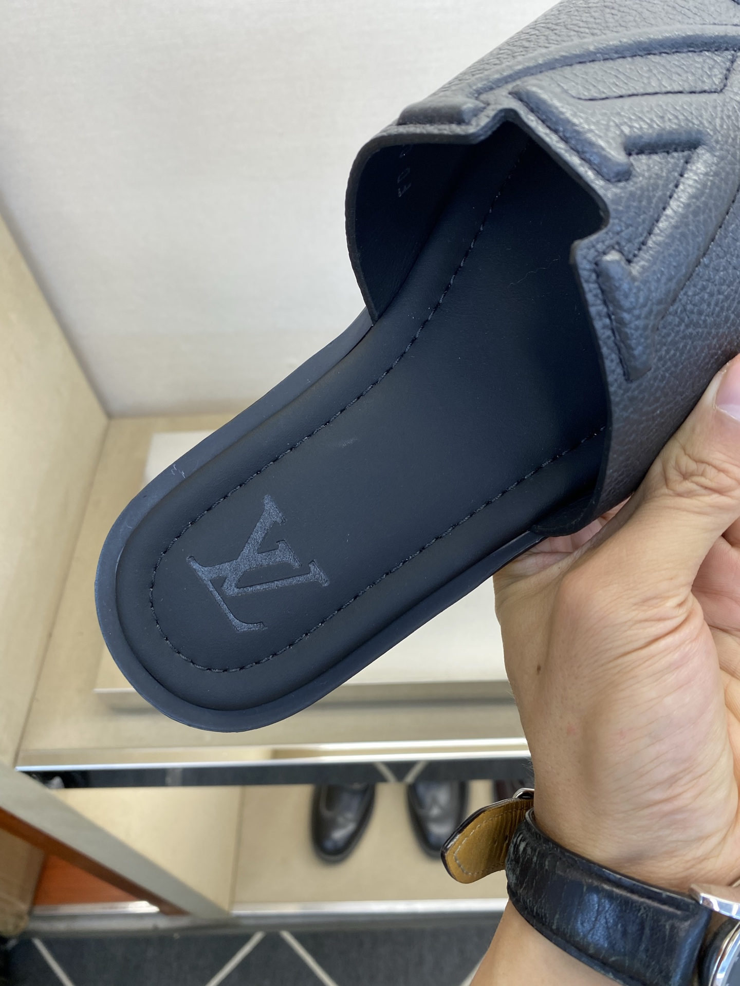 ⚠️【L ＊V】⚠️高品质，顶尖工艺品⚠️男士拖鞋⚠️正码：38 －45，46，47，订做⚠最新经典L压