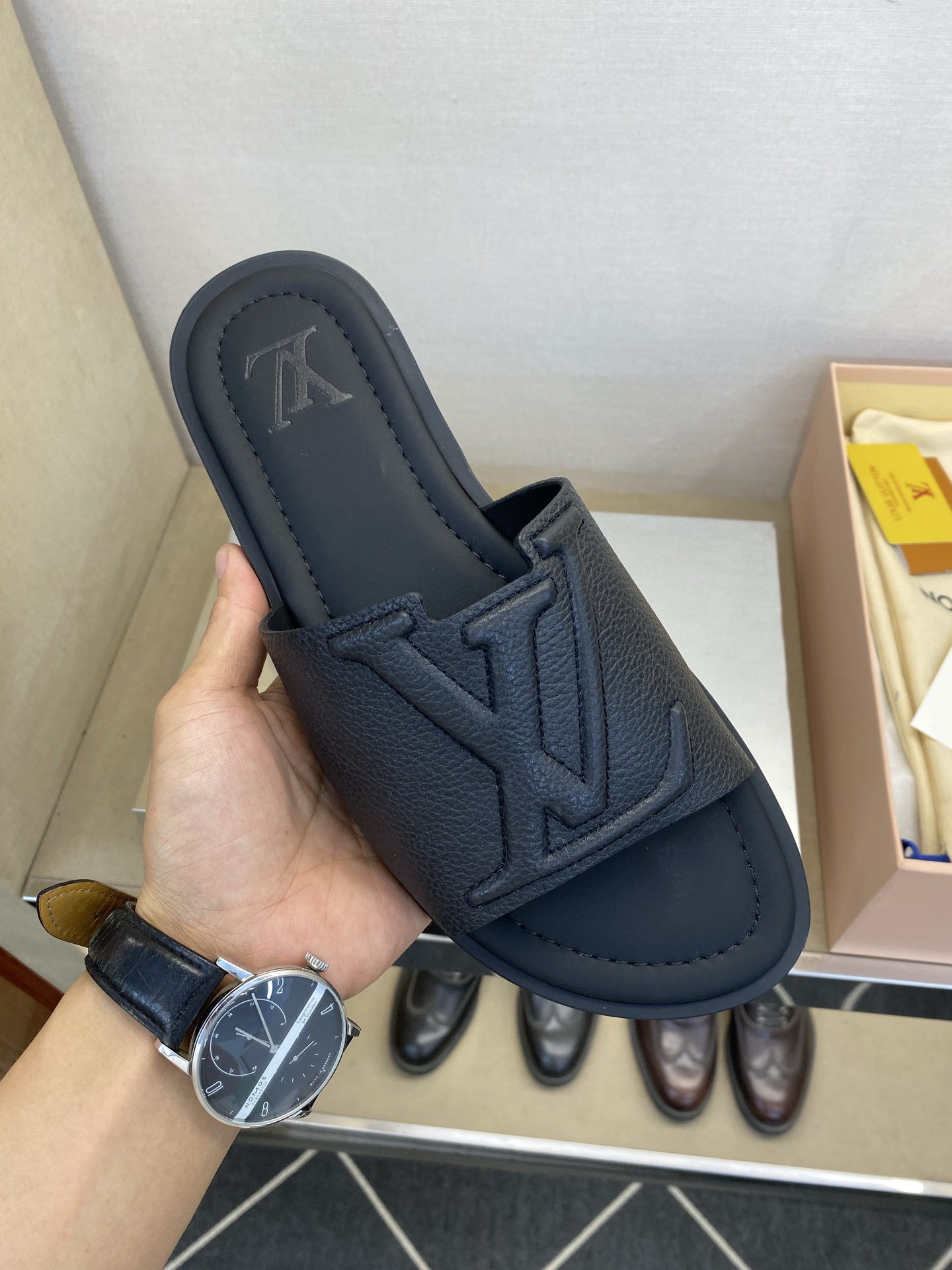 ⚠️【L ＊V】⚠️高品质，顶尖工艺品⚠️男士拖鞋⚠️正码：38 －45，46，47，订做⚠最新经典L压