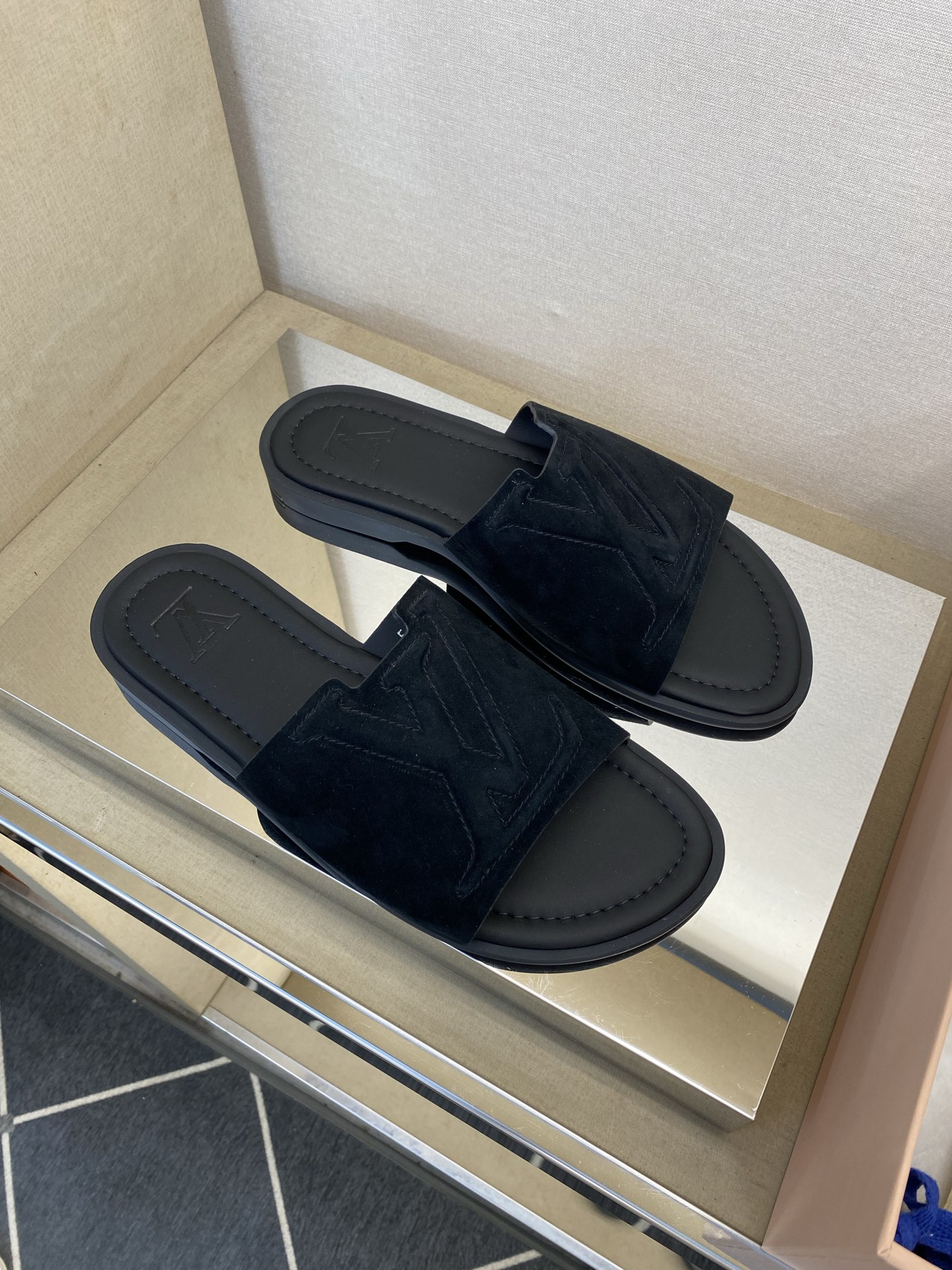 ⚠️【L ＊V】⚠️高品质，顶尖工艺品⚠️男士拖鞋⚠️正码：38 －45，46，47，订做⚠最新经典L压