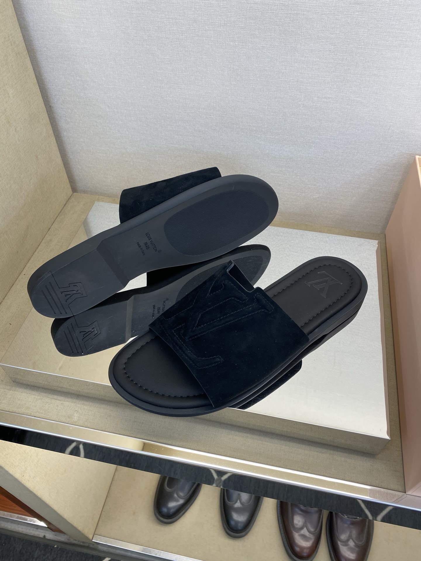 ⚠️【L ＊V】⚠️高品质，顶尖工艺品⚠️男士拖鞋⚠️正码：38 －45，46，47，订做⚠最新经典L压