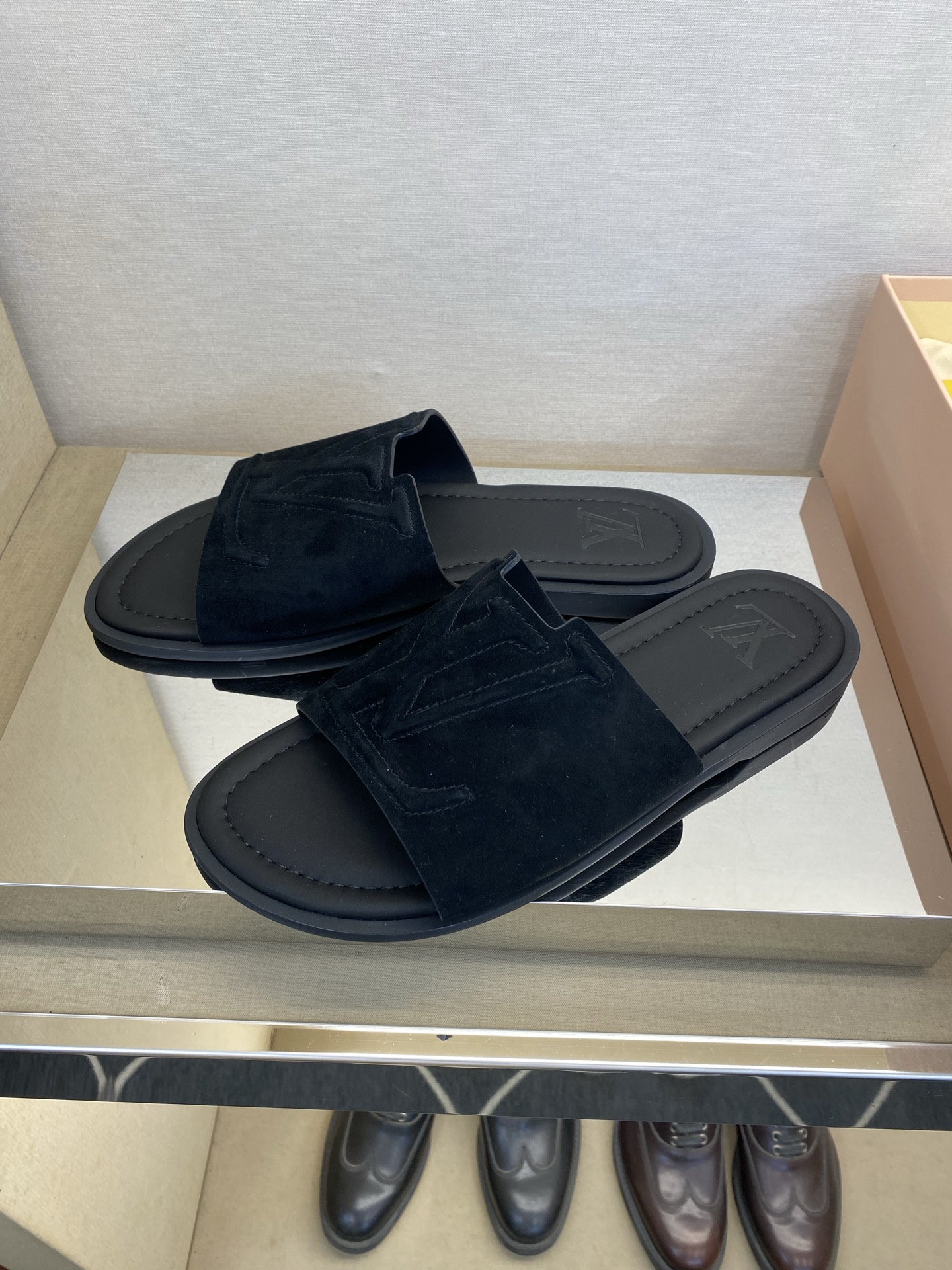 ⚠️【L ＊V】⚠️高品质，顶尖工艺品⚠️男士拖鞋⚠️正码：38 －45，46，47，订做⚠最新经典L压