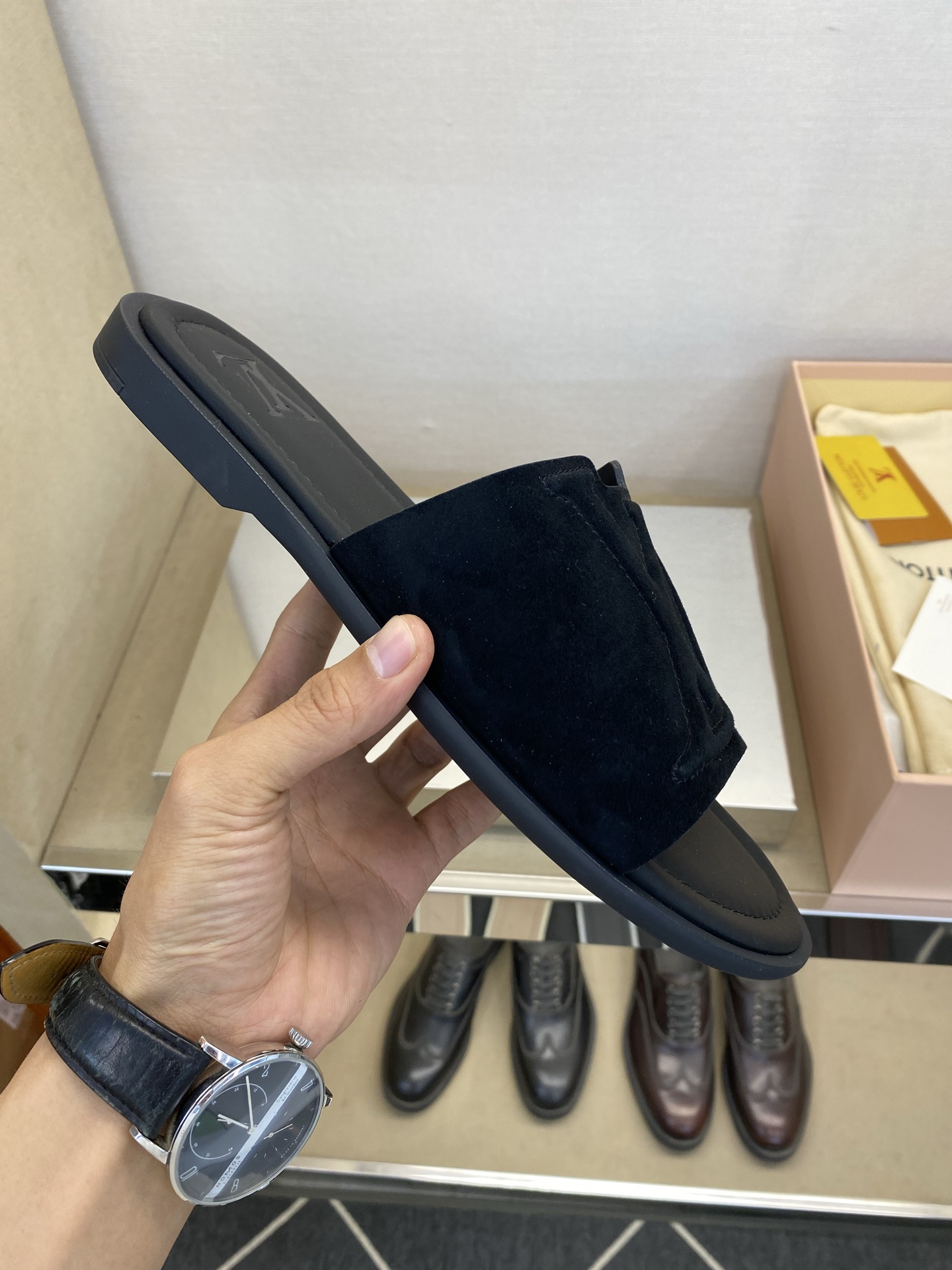 ⚠️【L ＊V】⚠️高品质，顶尖工艺品⚠️男士拖鞋⚠️正码：38 －45，46，47，订做⚠最新经典L压