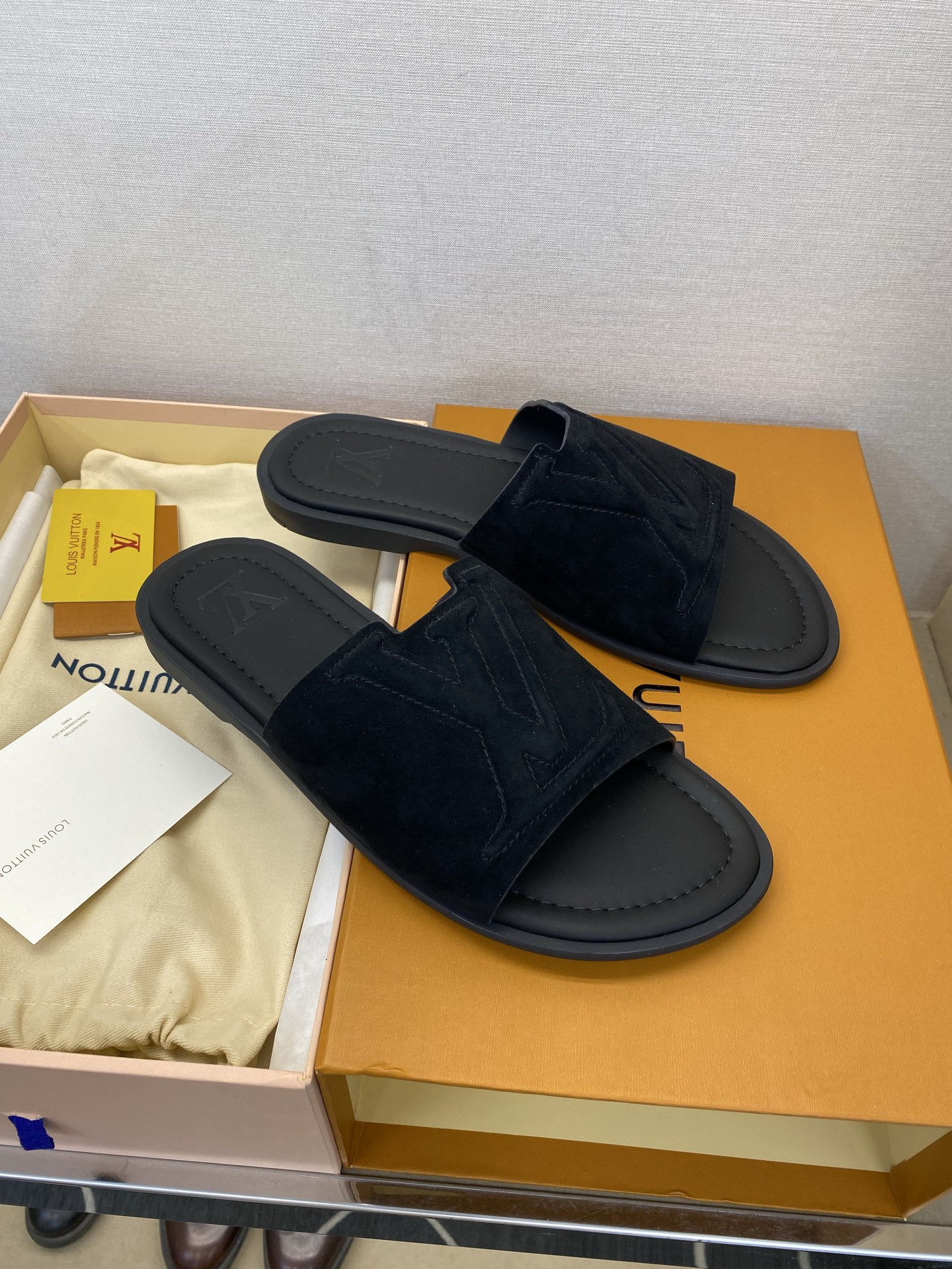 ⚠️【L ＊V】⚠️高品质，顶尖工艺品⚠️男士拖鞋⚠️正码：38 －45，46，47，订做⚠最新经典L压