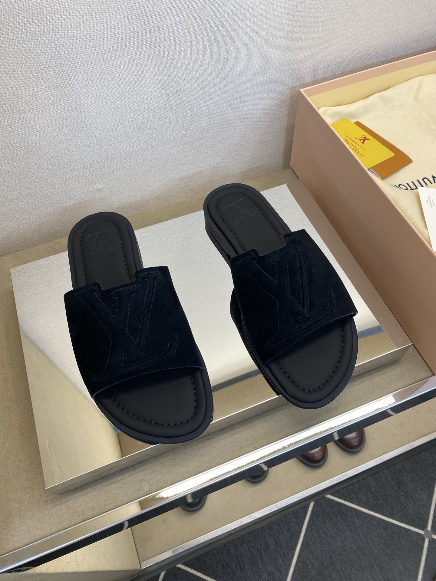⚠️【L ＊V】⚠️高品质，顶尖工艺品⚠️男士拖鞋⚠️正码：38 －45，46，47，订做⚠最新经典L压