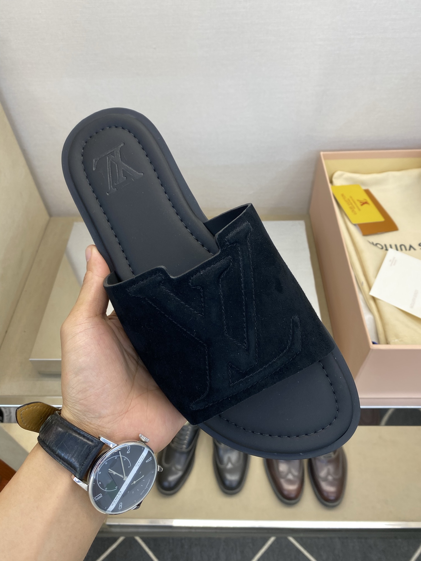 ⚠️【L ＊V】⚠️高品质，顶尖工艺品⚠️男士拖鞋⚠️正码：38 －45，46，47，订做⚠最新经典L压
