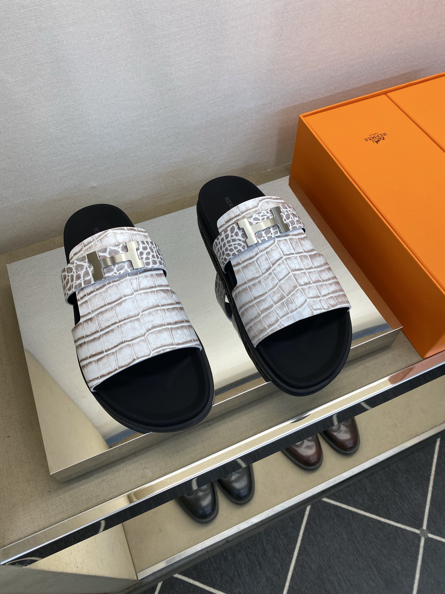 ⚠️【HEM＊】⚠️高品质，顶尖工艺品⚠️男士真皮拖鞋⚠️正码：39－44(4一10）⚠同步发售⬆⬆！🐂