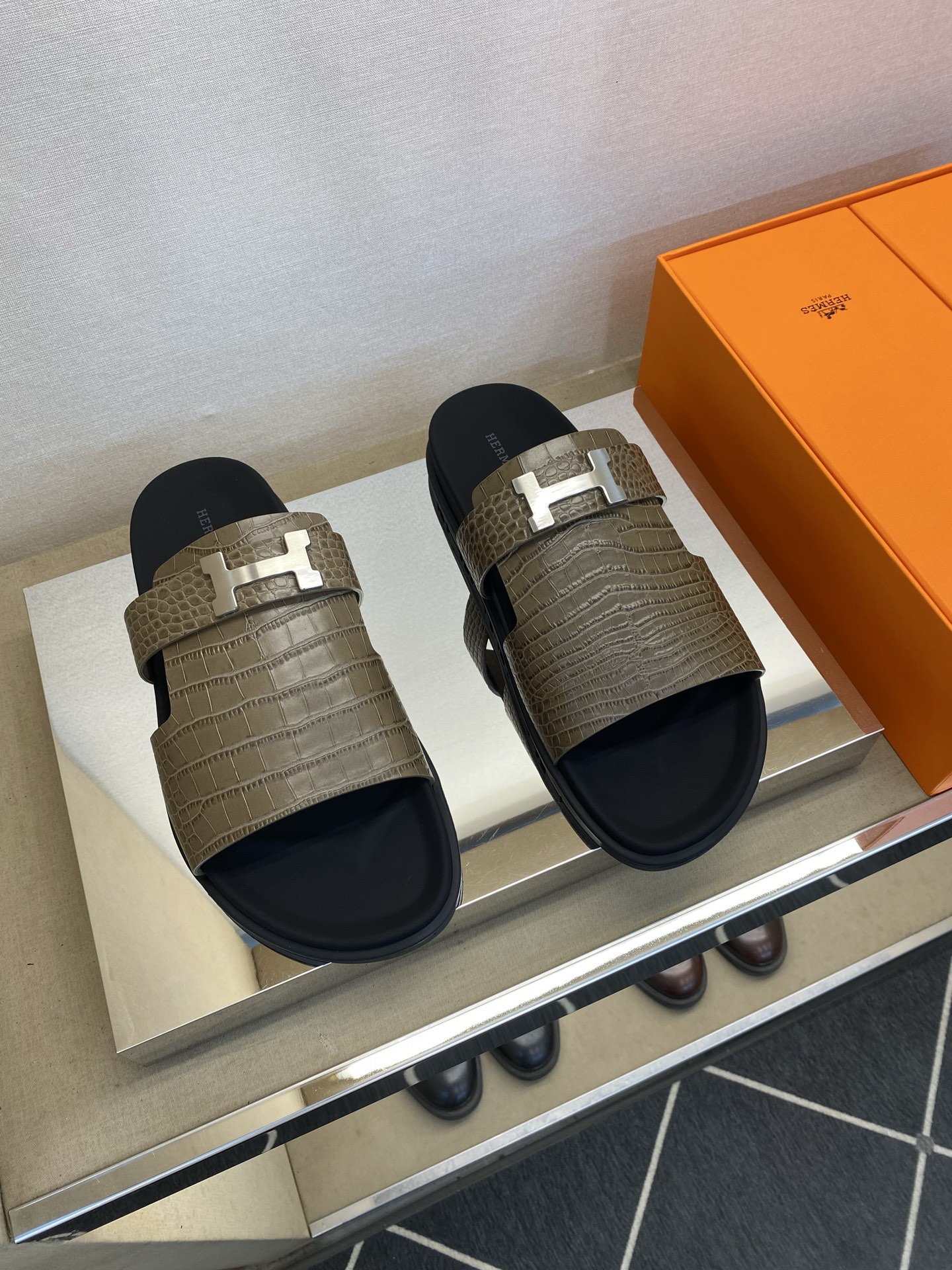 ⚠️【HEM＊】⚠️高品质，顶尖工艺品⚠️男士真皮拖鞋⚠️正码：39－44(4一10）⚠同步发售⬆⬆！🐂