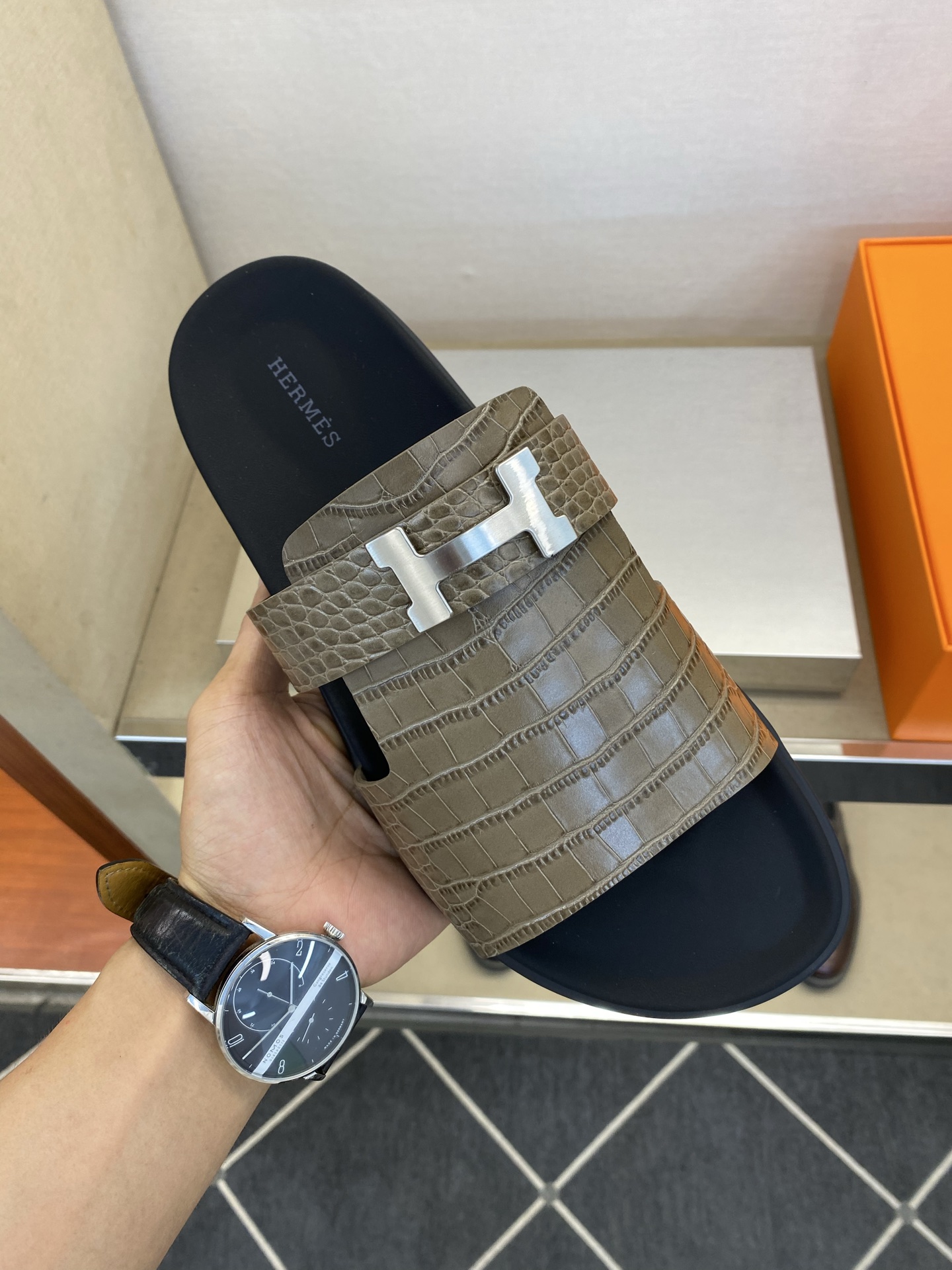 ⚠️【HEM*】⚠️高品质,顶尖工艺品⚠️男士真皮拖鞋⚠️正码:39-44(4一10)⚠同步发售⬆⬆!🐂 ⚠️【HEM*】⚠️高品质,顶尖工艺品⚠️男士真皮拖鞋⚠️正码:39-44(4一10)⚠同步发售⬆⬆!🐂
