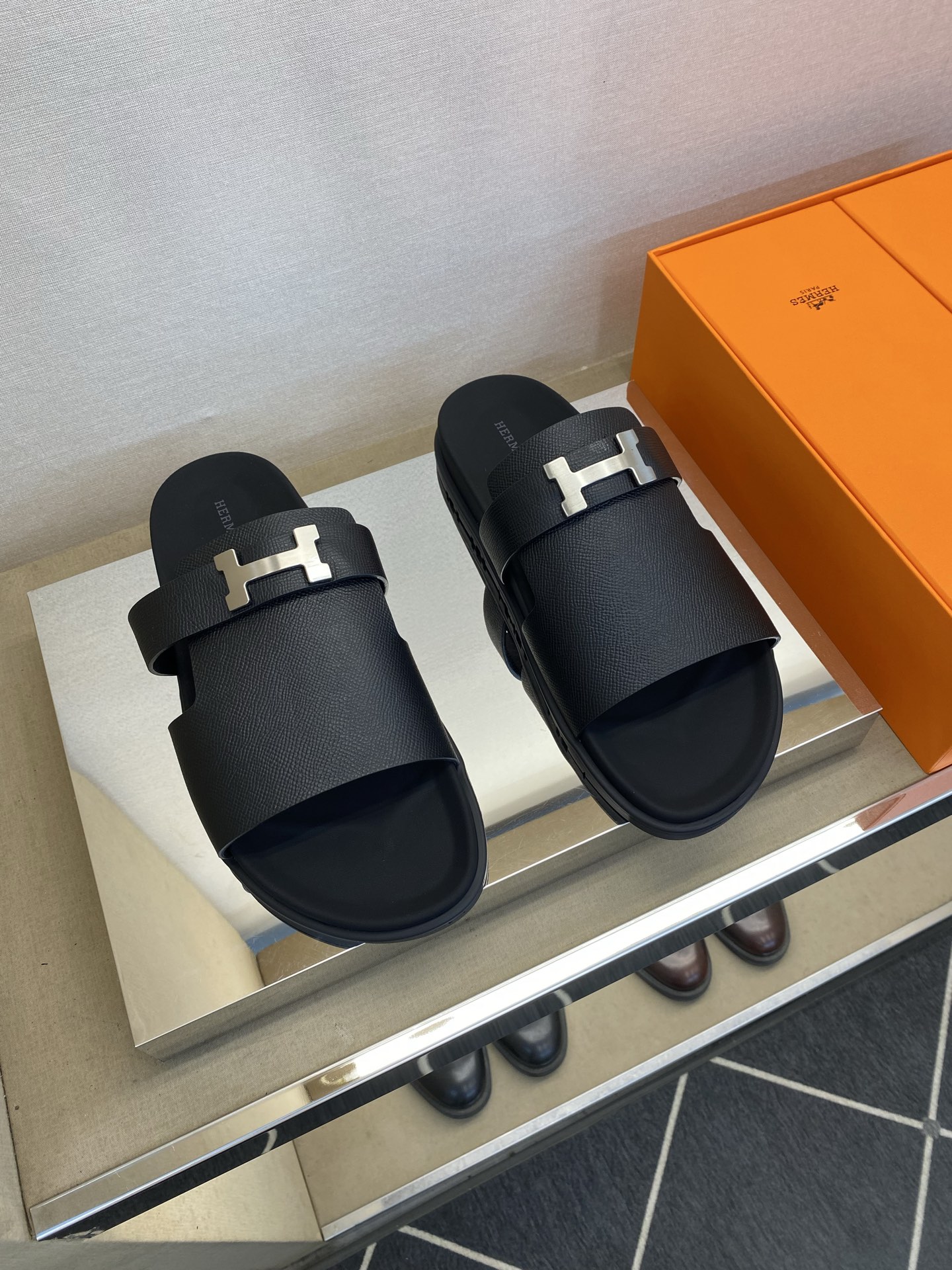 NO:781736,[HEM＊] High-quality, top-notch craftsmen's genuine leather slippers, regular sizes 39-44 (4-10), on sale simultaneously!  goods!  Top craftsmanship [strong] original calfskin (super texture and feel), full calfskin bag cushion, super texture!  Thickened latex mid-pad and rubber foam anti-slip outsole!  !  Super comfortable!  38,45,46customized,,slippers,cowhide19860909【HEM＊】 高品质,顶尖工艺品 男士真皮拖鞋 正码39－44(4一10） 同步发售！货！顶级手工艺[强]原版小牛皮(超强质感、手感),全小牛皮包垫,质感超强！加厚乳胶中垫、橡胶化泡防滑大底！！超强舒适感！38,45,46订做,,slippers,cowhide,Men's shoes