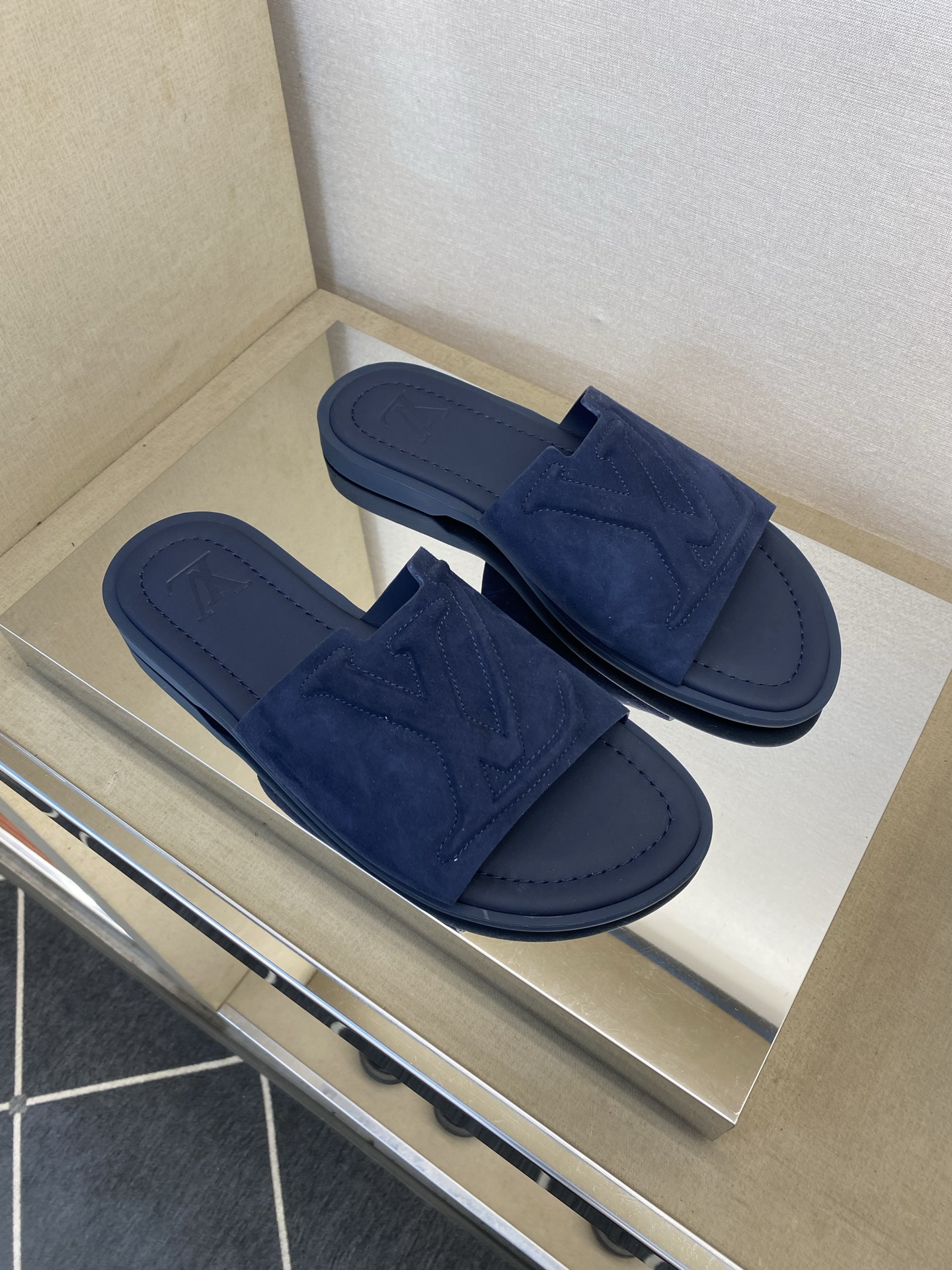 ⚠️【L ＊V】⚠️高品质，顶尖工艺品⚠️男士拖鞋⚠️正码：38 －45，46，47，订做⚠最新经典L压