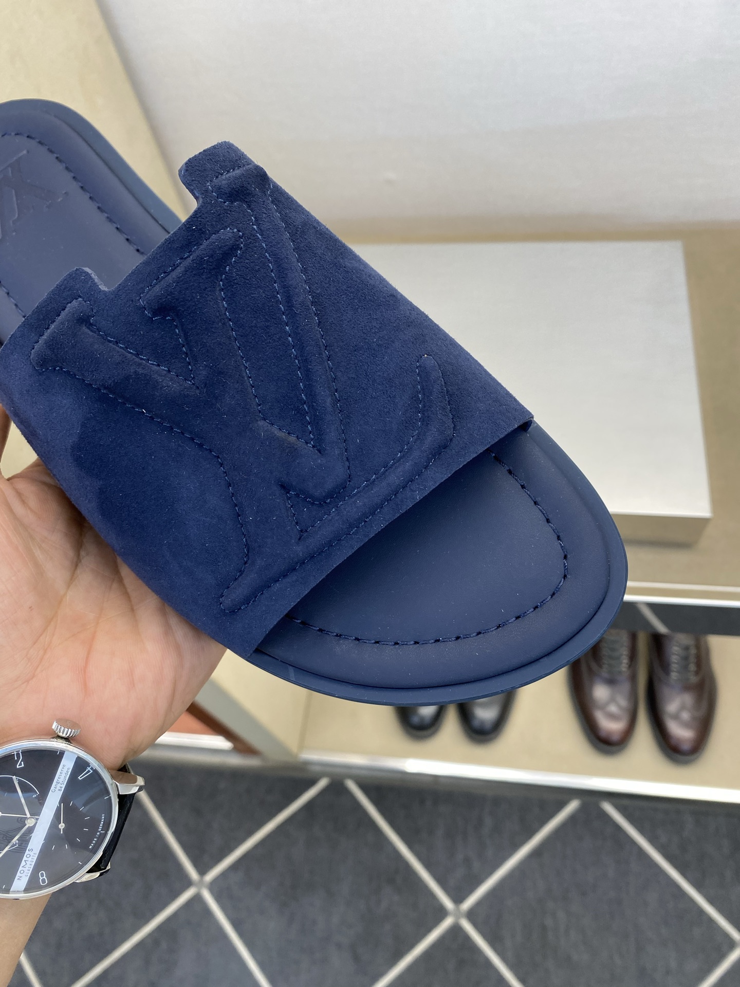 ⚠️【L ＊V】⚠️高品质，顶尖工艺品⚠️男士拖鞋⚠️正码：38 －45，46，47，订做⚠最新经典L压