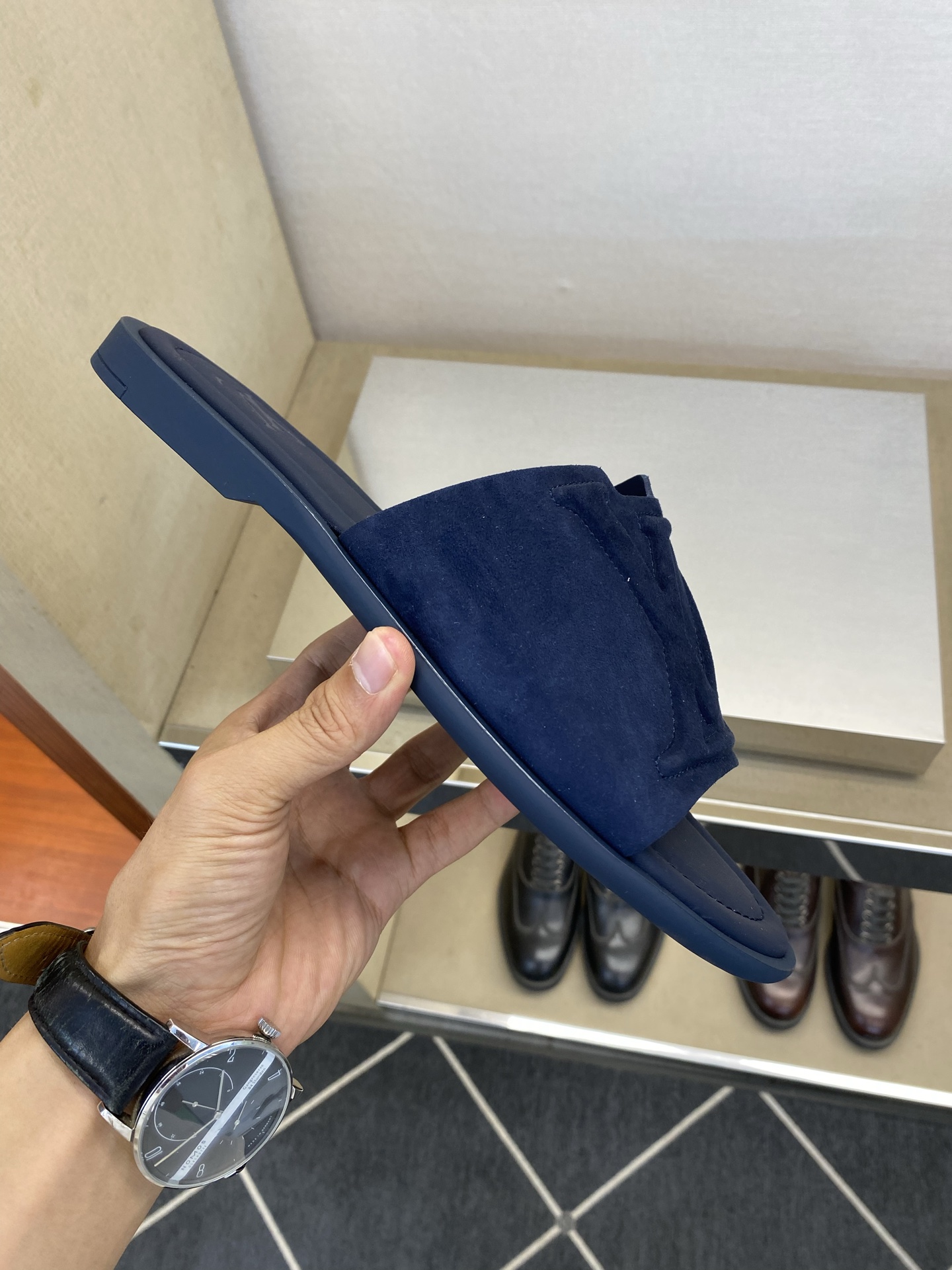 ⚠️【L ＊V】⚠️高品质，顶尖工艺品⚠️男士拖鞋⚠️正码：38 －45，46，47，订做⚠最新经典L压