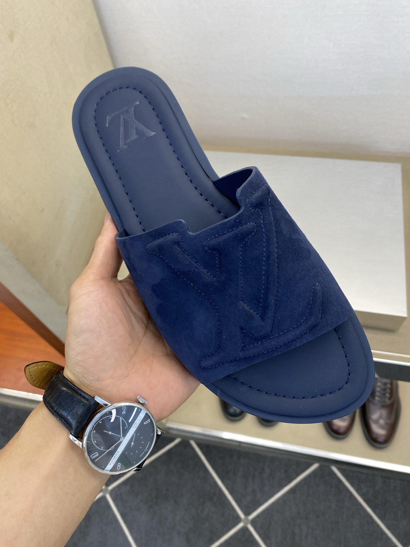 ⚠️【L ＊V】⚠️高品质，顶尖工艺品⚠️男士拖鞋⚠️正码：38 －45，46，47，订做⚠最新经典L压