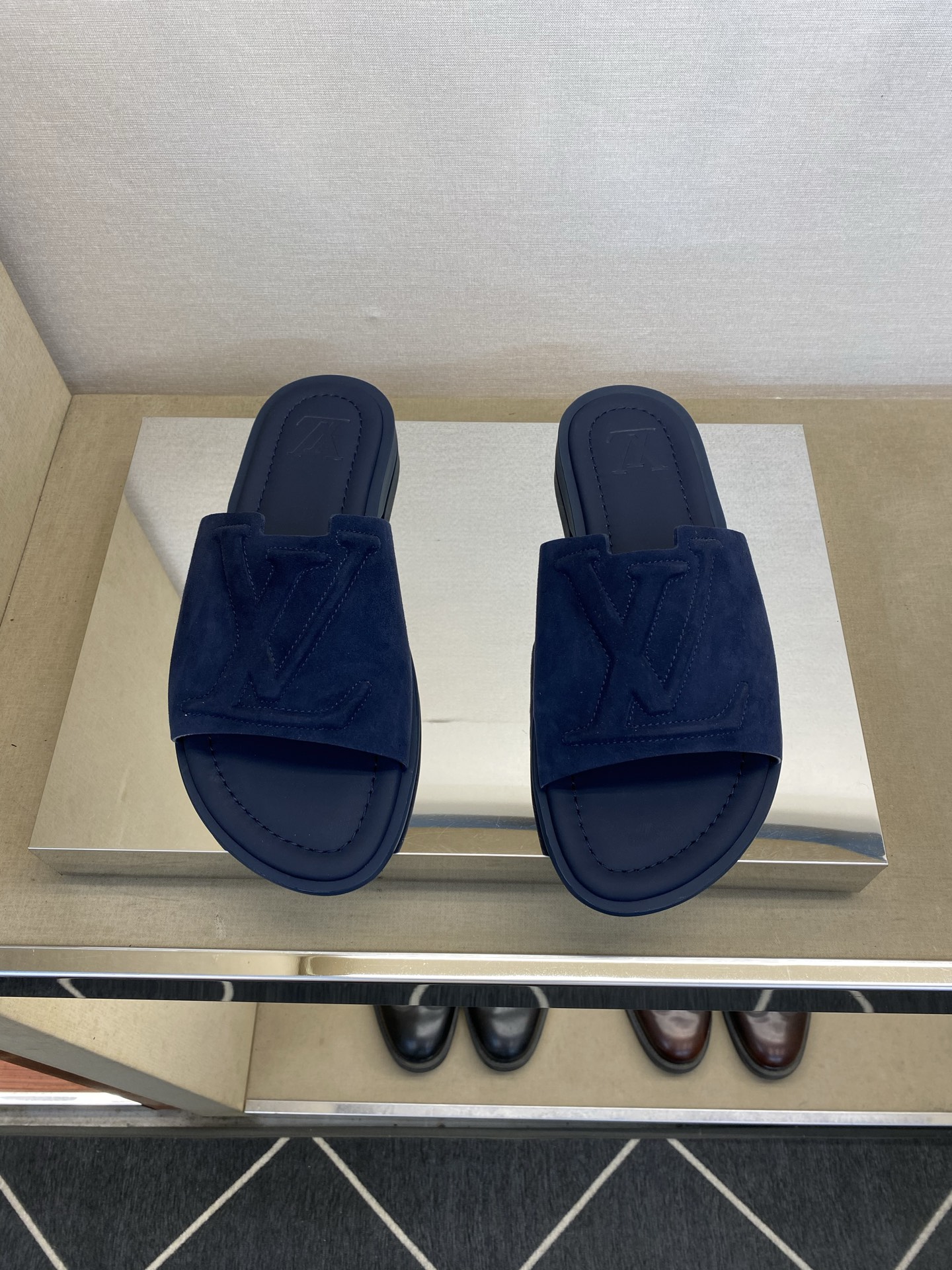 ⚠️【L ＊V】⚠️高品质，顶尖工艺品⚠️男士拖鞋⚠️正码：38 －45，46，47，订做⚠最新经典L压