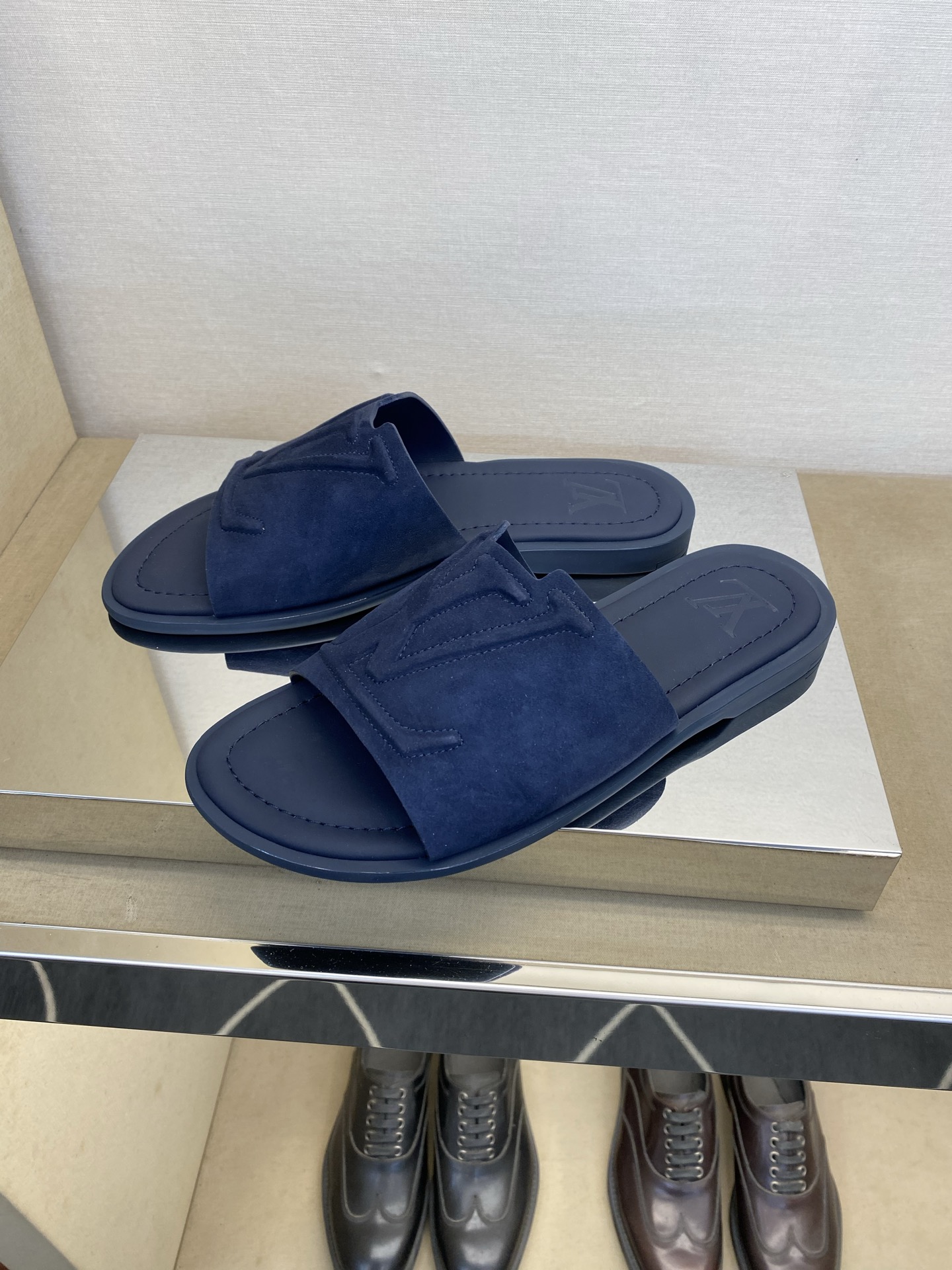 ⚠️【L ＊V】⚠️高品质，顶尖工艺品⚠️男士拖鞋⚠️正码：38 －45，46，47，订做⚠最新经典L压
