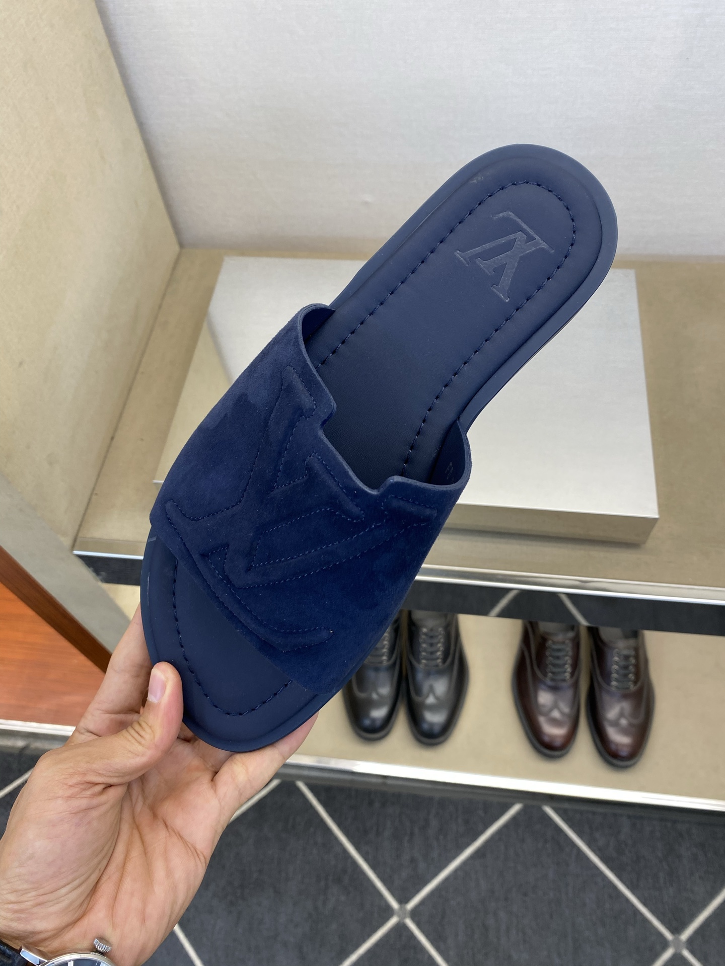 ⚠️【L ＊V】⚠️高品质，顶尖工艺品⚠️男士拖鞋⚠️正码：38 －45，46，47，订做⚠最新经典L压
