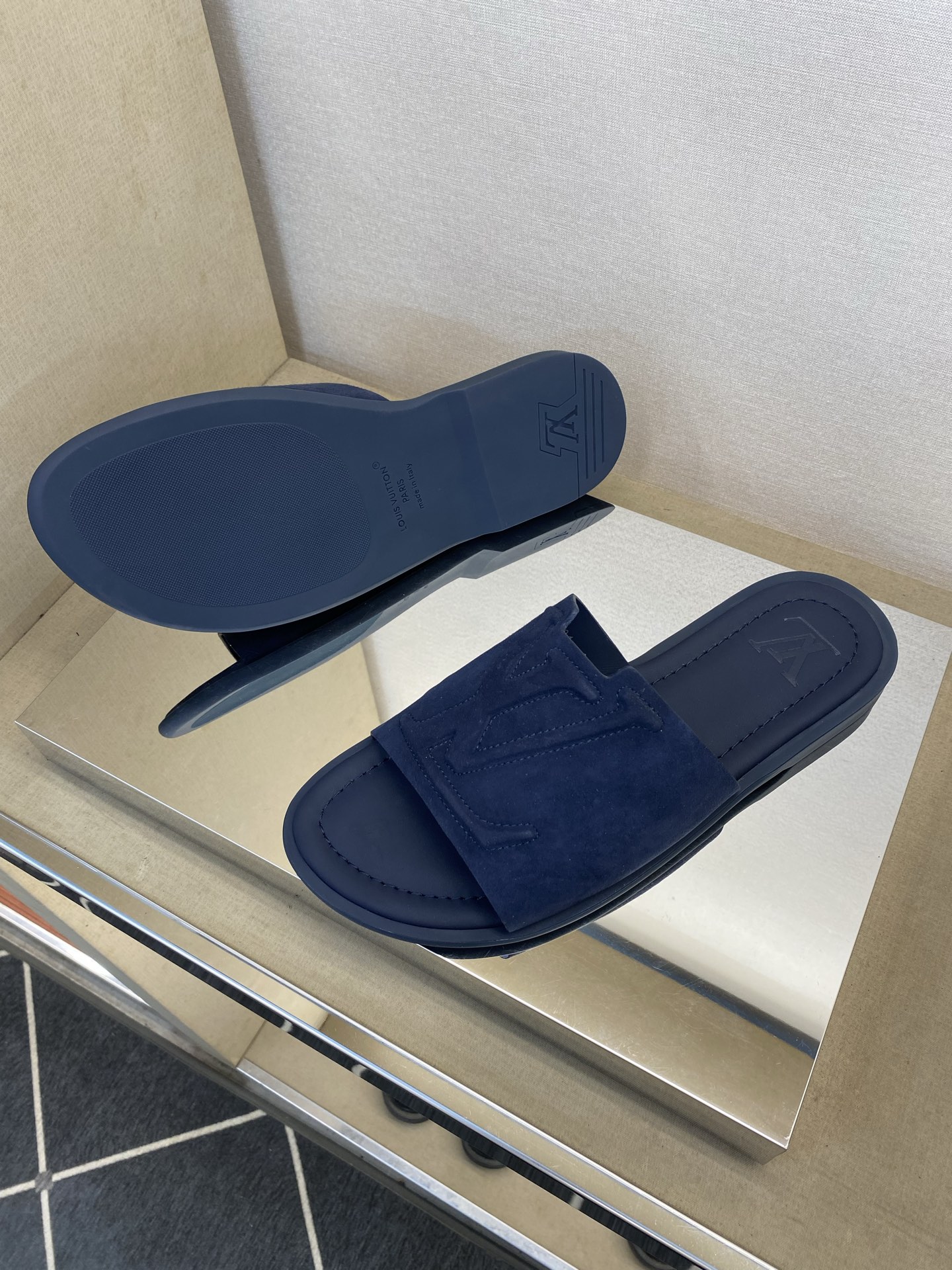 ⚠️【L ＊V】⚠️高品质，顶尖工艺品⚠️男士拖鞋⚠️正码：38 －45，46，47，订做⚠最新经典L压