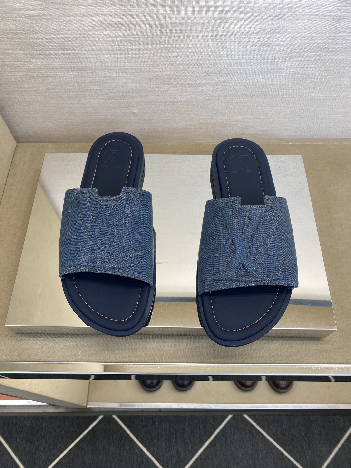 ⚠️【L ＊V】⚠️高品质，顶尖工艺品⚠️男士拖鞋⚠️正码：38 －45，46，47，订做⚠最新经典L压