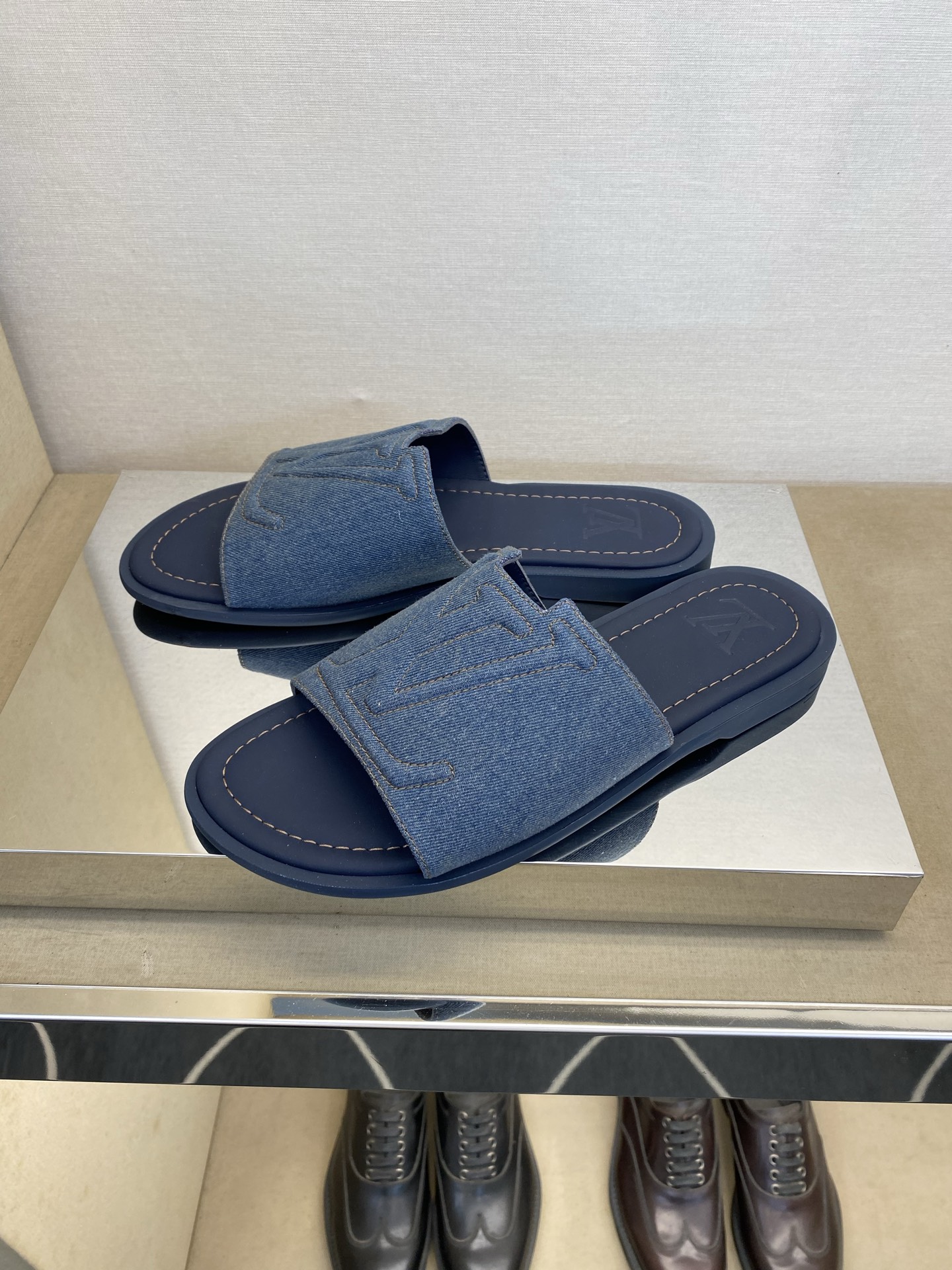 ⚠️【L *V】⚠️高品质,顶尖工艺品⚠️男士拖鞋⚠️正码:38 -45,46,47,订做⚠最新经典L压 ⚠️【L *V】⚠️高品质,顶尖工艺品⚠️男士拖鞋⚠️正码:38 -45,46,47,订做⚠最新经典L压