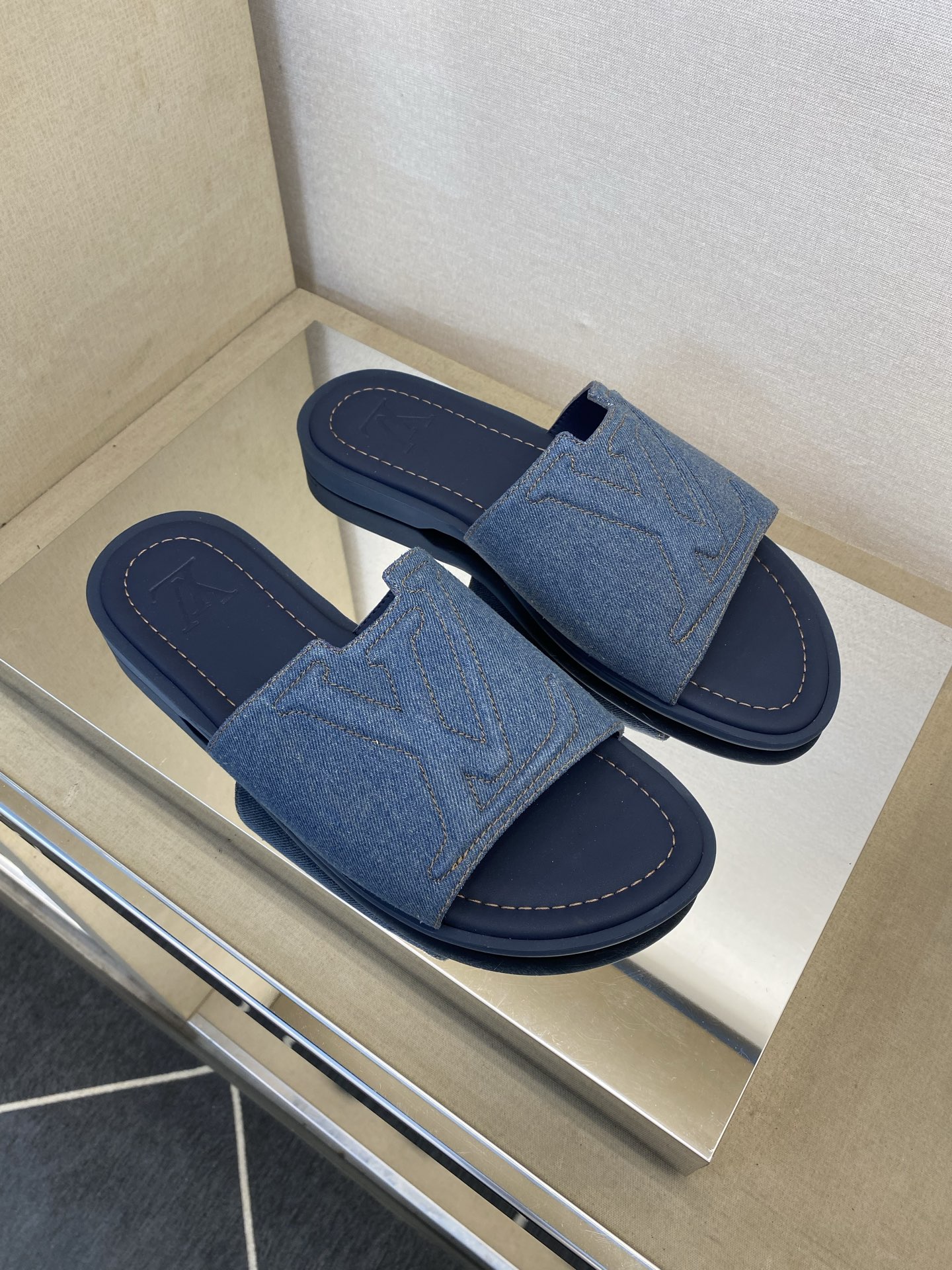 ⚠️【L *V】⚠️高品质,顶尖工艺品⚠️男士拖鞋⚠️正码:38 -45,46,47,订做⚠最新经典L压 ⚠️【L *V】⚠️高品质,顶尖工艺品⚠️男士拖鞋⚠️正码:38 -45,46,47,订做⚠最新经典L压