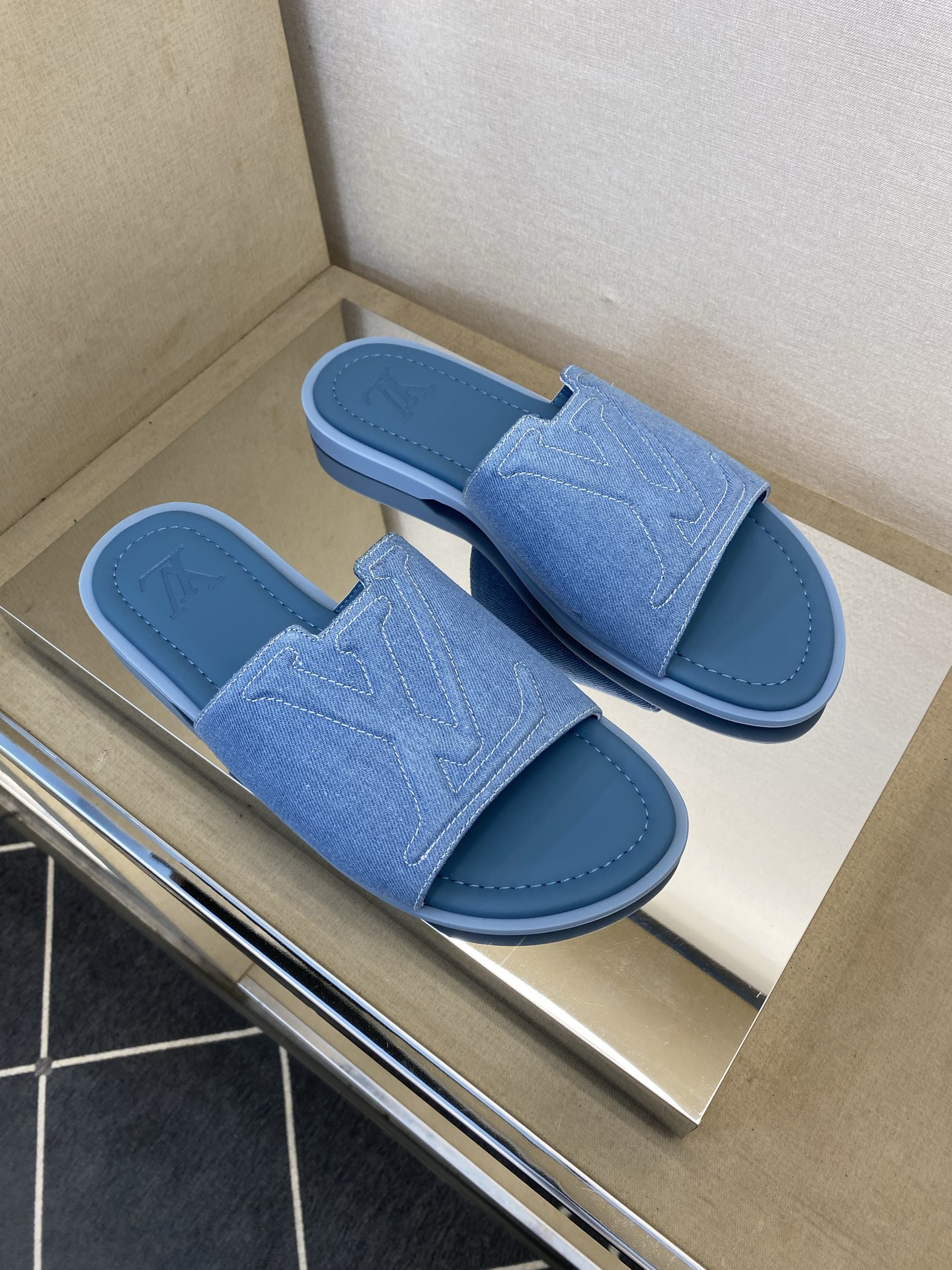 ⚠️【L *V】⚠️高品质,顶尖工艺品⚠️男士拖鞋⚠️正码:38 -45,46,47,订做⚠最新经典L压 ⚠️【L *V】⚠️高品质,顶尖工艺品⚠️男士拖鞋⚠️正码:38 -45,46,47,订做⚠最新经典L压