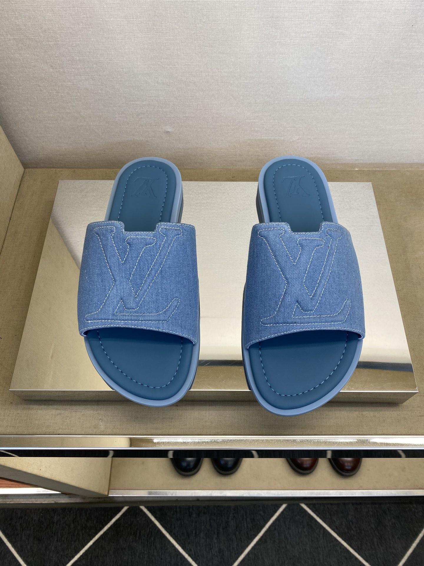 ⚠️【L ＊V】⚠️高品质，顶尖工艺品⚠️男士拖鞋⚠️正码：38 －45，46，47，订做⚠最新经典L压