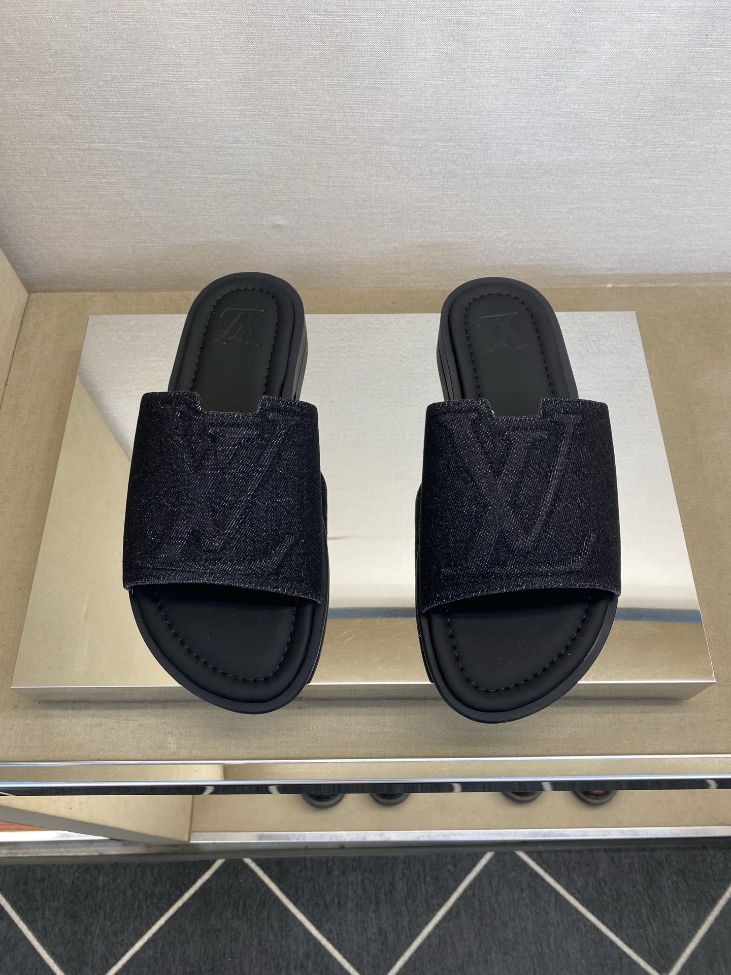 NO:781729,【L ＊V】 High quality, top craftsmanship, men's slippers, regular size 38 - 45, 46, 47, custom-made, the latest classic L embossed slippers!  goods!  A must-have for refreshing summer, with top-notch craftsmanship [strong]!  The original cow embossed surface has a super three-dimensional effect (super strong texture and feel)!  The lining and midsole are both wrapped in calfskin, making your feet comfortable and soft!  Super texture!  T P U non-slip outsole!  !  The highest version!  ,,slippers,cowhide19860909【L ＊V】 高品质,顶尖工艺品 男士拖鞋 正码38 －45,46,47,订做 最新经典L压花拖！货！清爽夏季必备搭配,顶级手工艺[强]！面原版胎牛猄压花立体感超强(超强质感、手感)！内里、中底均为小牛皮包裹,脚感舒适柔软！质感超强！T P U防滑大底！！最高版本！,,slippers,cowhide,Men's shoes