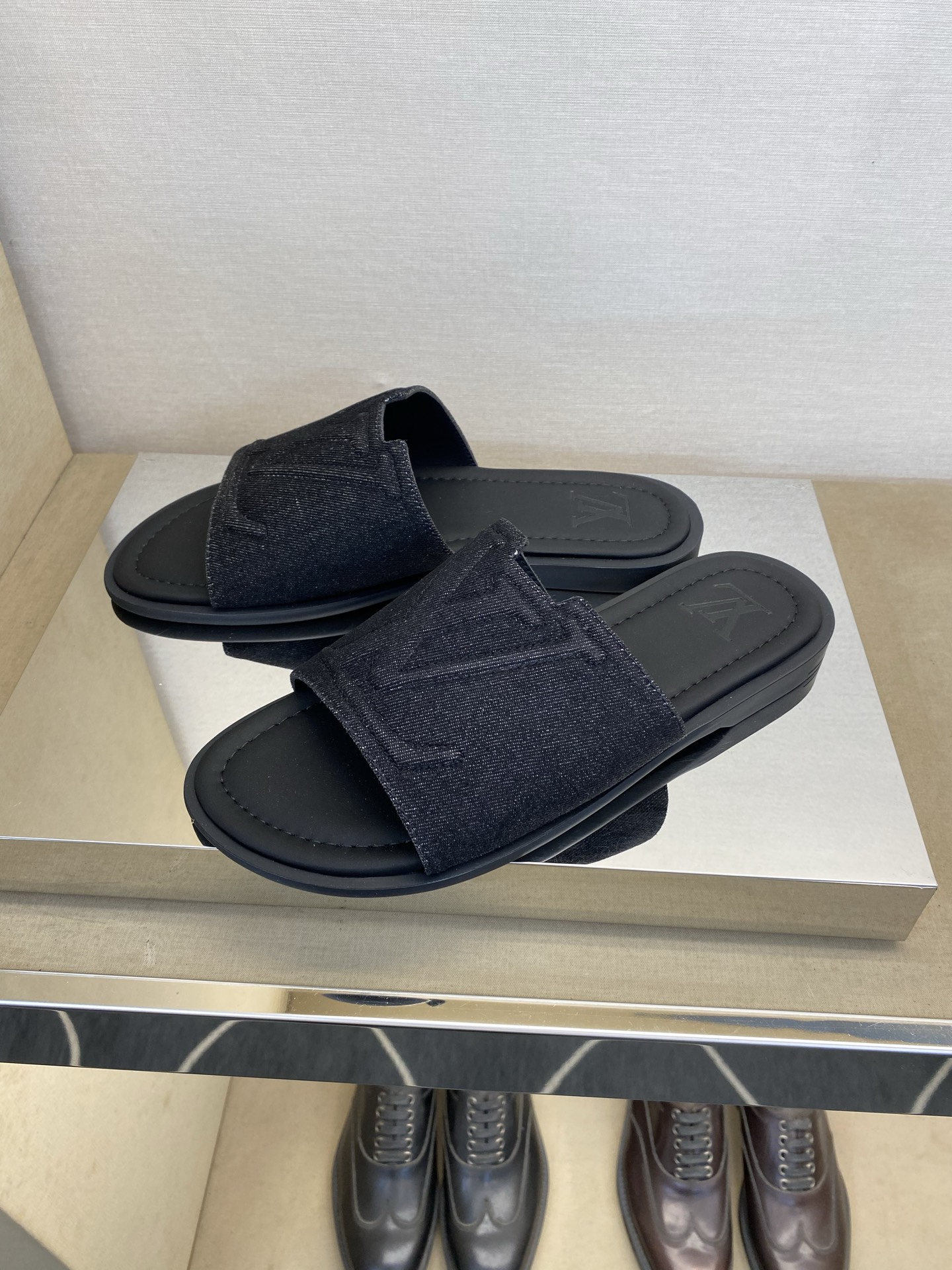 ⚠️【L *V】⚠️高品质,顶尖工艺品⚠️男士拖鞋⚠️正码:38 -45,46,47,订做⚠最新经典L压 ⚠️【L *V】⚠️高品质,顶尖工艺品⚠️男士拖鞋⚠️正码:38 -45,46,47,订做⚠最新经典L压