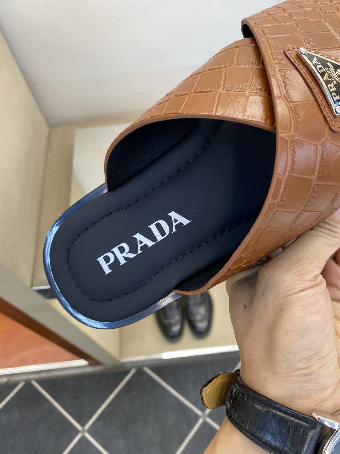⚠️【P R A D*】⚠️高品质,顶尖工艺品⚠️男士真皮拖鞋⚠️正码:39-44(4一10)⚠同步发售 ⚠️【P R A D*】⚠️高品质,顶尖工艺品⚠️男士真皮拖鞋⚠️正码:39-44(4一10)⚠同步发售