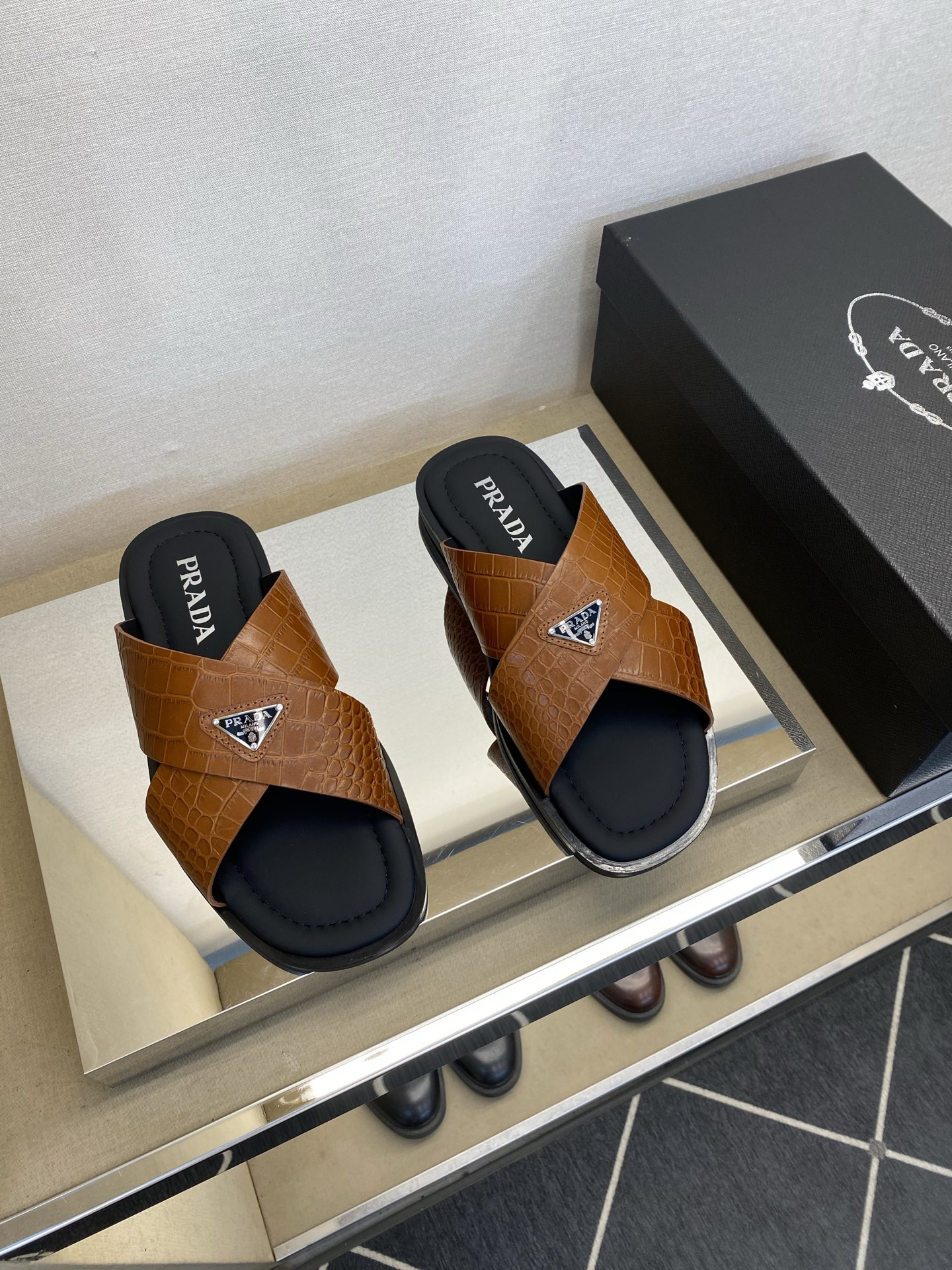 ⚠️【P R A D＊】⚠️高品质，顶尖工艺品⚠️男士真皮拖鞋⚠️正码：39－44(4一10）⚠同步发售