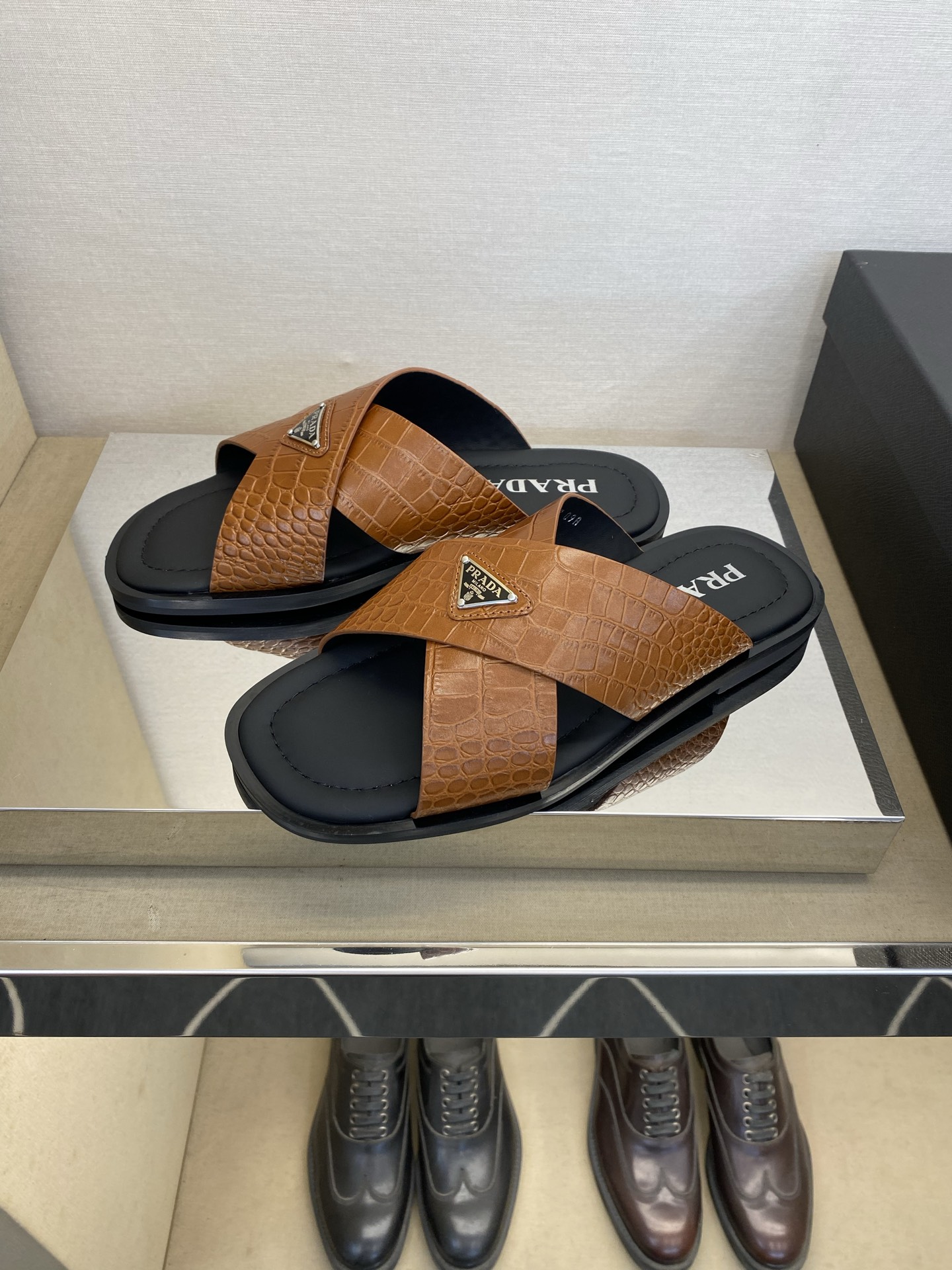⚠️【P R A D*】⚠️高品质,顶尖工艺品⚠️男士真皮拖鞋⚠️正码:39-44(4一10)⚠同步发售 ⚠️【P R A D*】⚠️高品质,顶尖工艺品⚠️男士真皮拖鞋⚠️正码:39-44(4一10)⚠同步发售