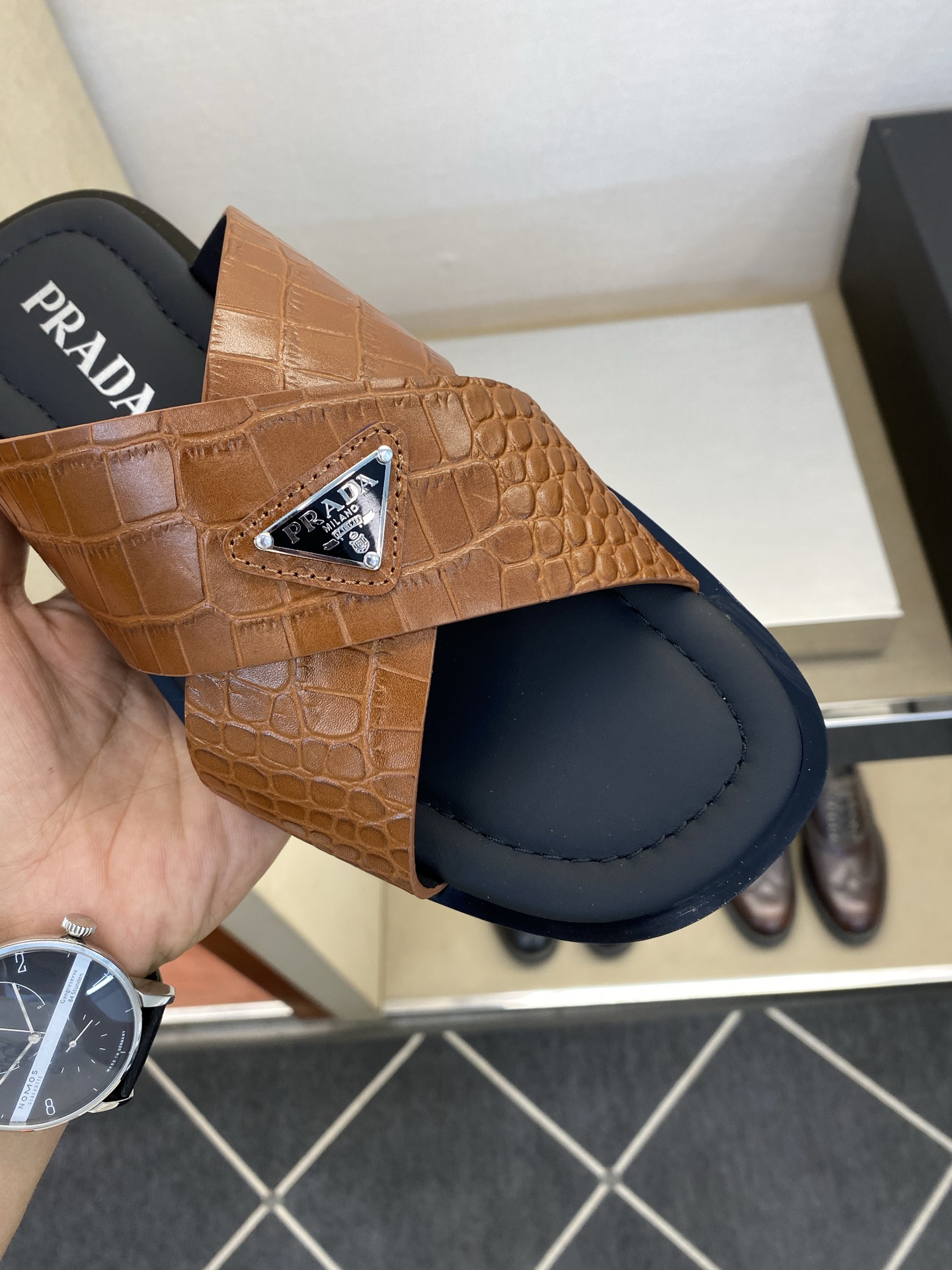 ⚠️【P R A D*】⚠️高品质,顶尖工艺品⚠️男士真皮拖鞋⚠️正码:39-44(4一10)⚠同步发售 ⚠️【P R A D*】⚠️高品质,顶尖工艺品⚠️男士真皮拖鞋⚠️正码:39-44(4一10)⚠同步发售