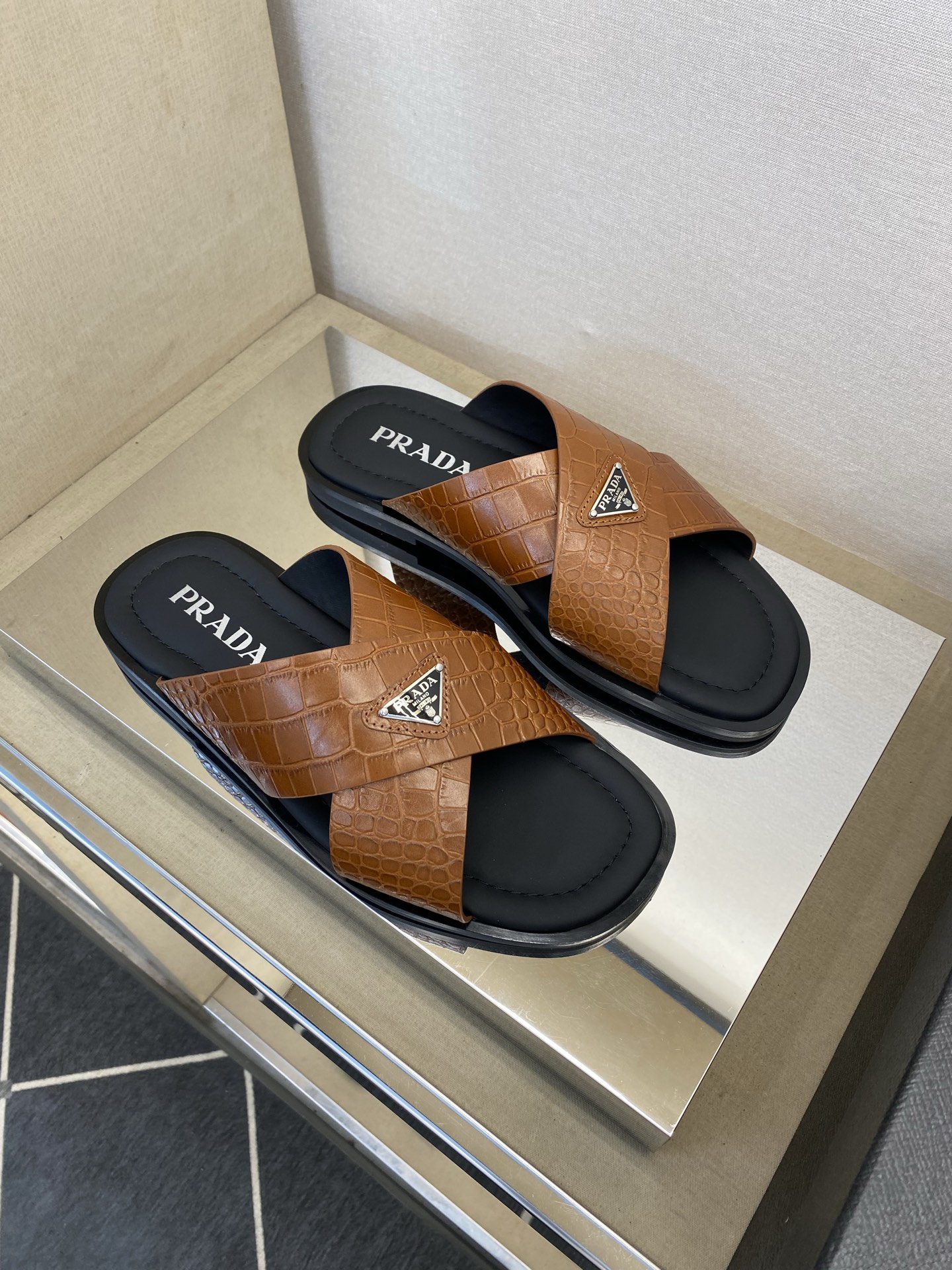⚠️【P R A D*】⚠️高品质,顶尖工艺品⚠️男士真皮拖鞋⚠️正码:39-44(4一10)⚠同步发售 ⚠️【P R A D*】⚠️高品质,顶尖工艺品⚠️男士真皮拖鞋⚠️正码:39-44(4一10)⚠同步发售