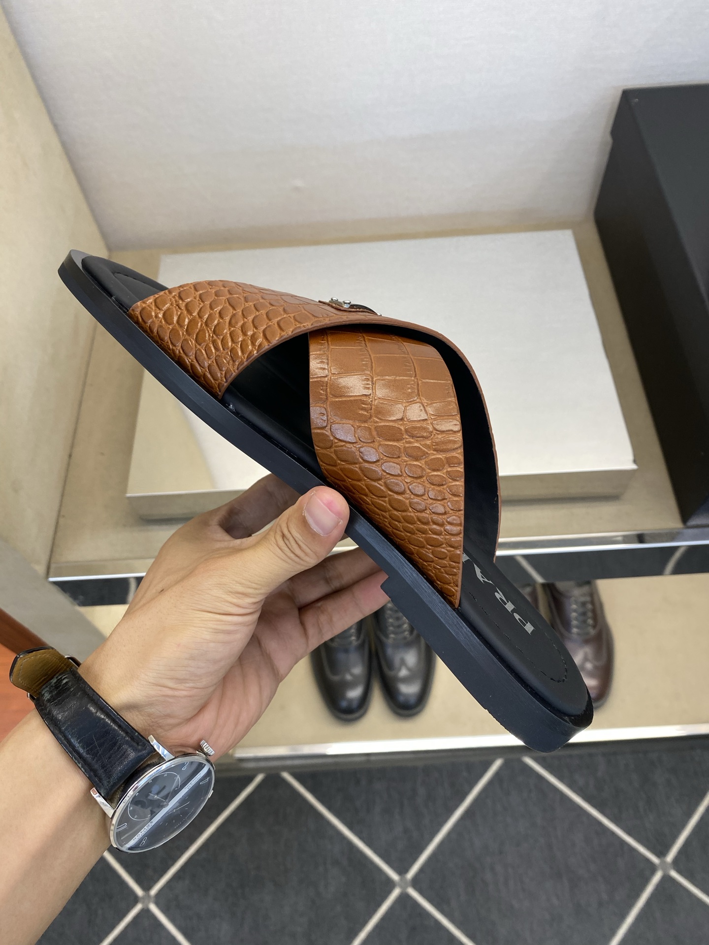 ⚠️【P R A D*】⚠️高品质,顶尖工艺品⚠️男士真皮拖鞋⚠️正码:39-44(4一10)⚠同步发售 ⚠️【P R A D*】⚠️高品质,顶尖工艺品⚠️男士真皮拖鞋⚠️正码:39-44(4一10)⚠同步发售