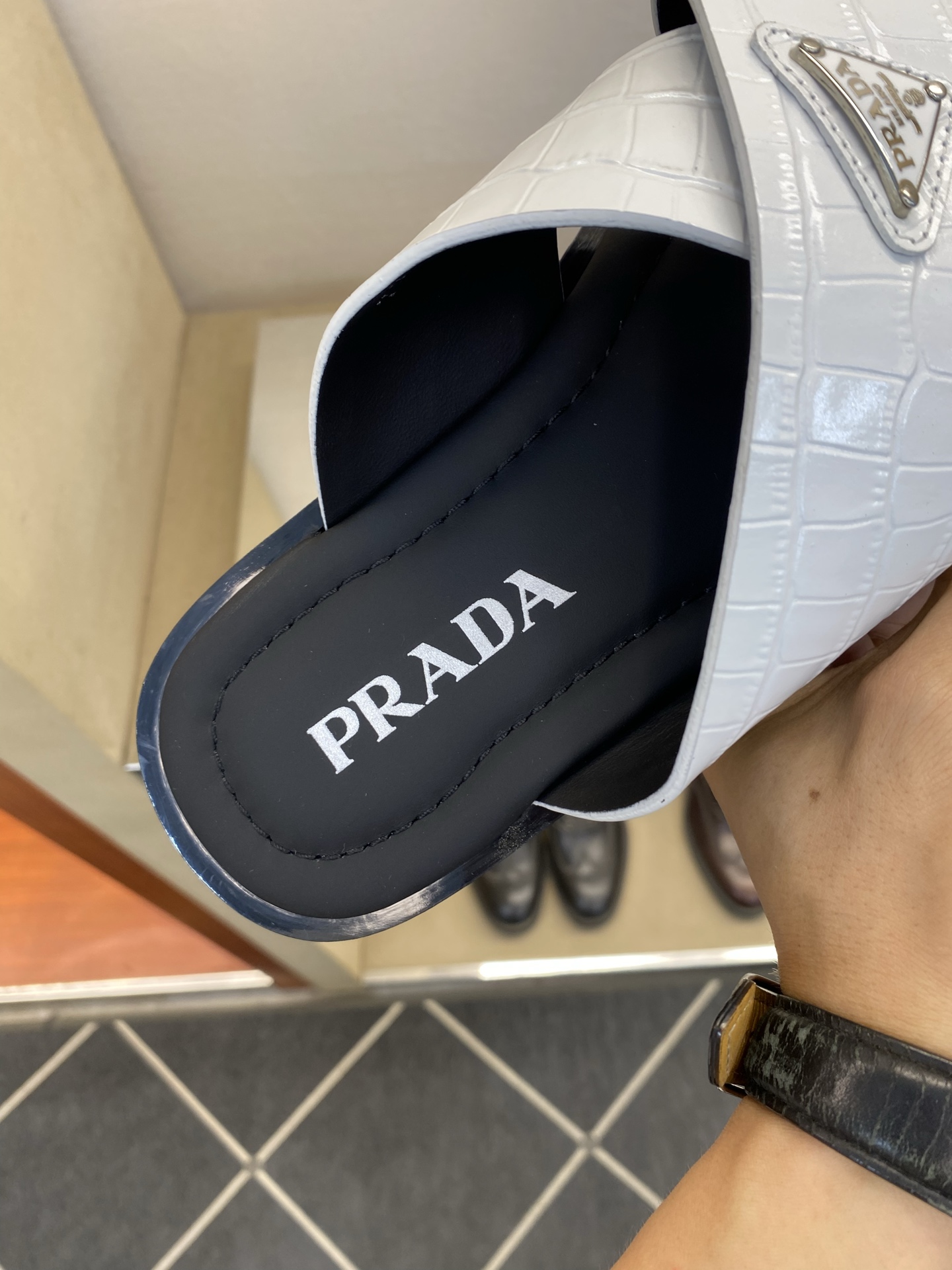 ⚠️【P R A D*】⚠️高品质,顶尖工艺品⚠️男士真皮拖鞋⚠️正码:39-44(4一10)⚠同步发售 ⚠️【P R A D*】⚠️高品质,顶尖工艺品⚠️男士真皮拖鞋⚠️正码:39-44(4一10)⚠同步发售