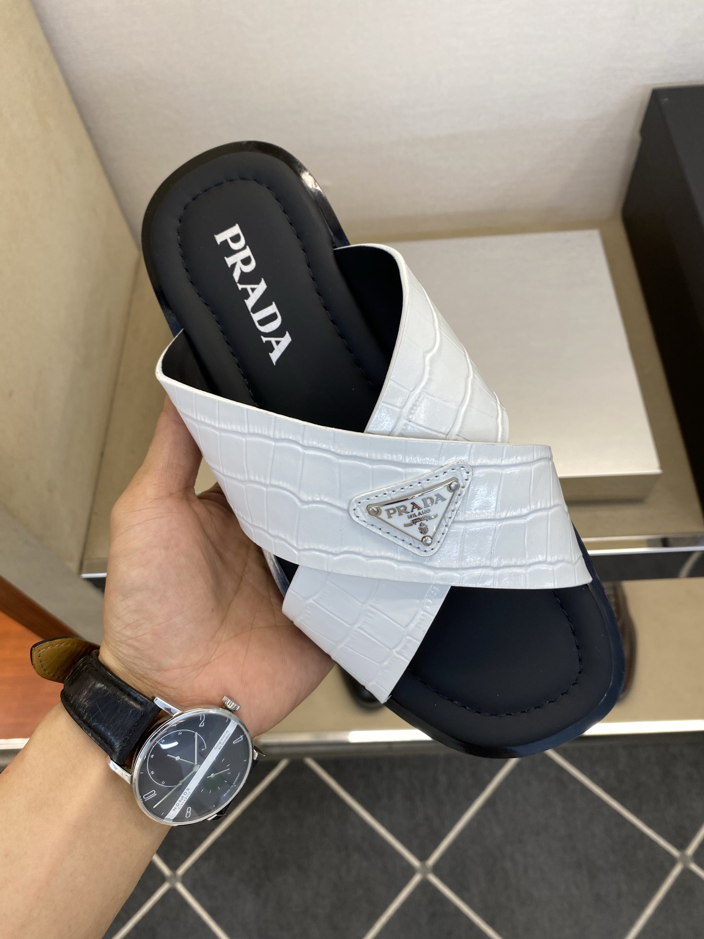 ⚠️【P R A D*】⚠️高品质,顶尖工艺品⚠️男士真皮拖鞋⚠️正码:39-44(4一10)⚠同步发售 ⚠️【P R A D*】⚠️高品质,顶尖工艺品⚠️男士真皮拖鞋⚠️正码:39-44(4一10)⚠同步发售