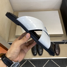 ⚠️【P R A D*】⚠️高品质,顶尖工艺品⚠️男士真皮拖鞋⚠️正码:39-44(4一10)⚠同步发售 ⚠️【P R A D*】⚠️高品质,顶尖工艺品⚠️男士真皮拖鞋⚠️正码:39-44(4一10)⚠同步发售