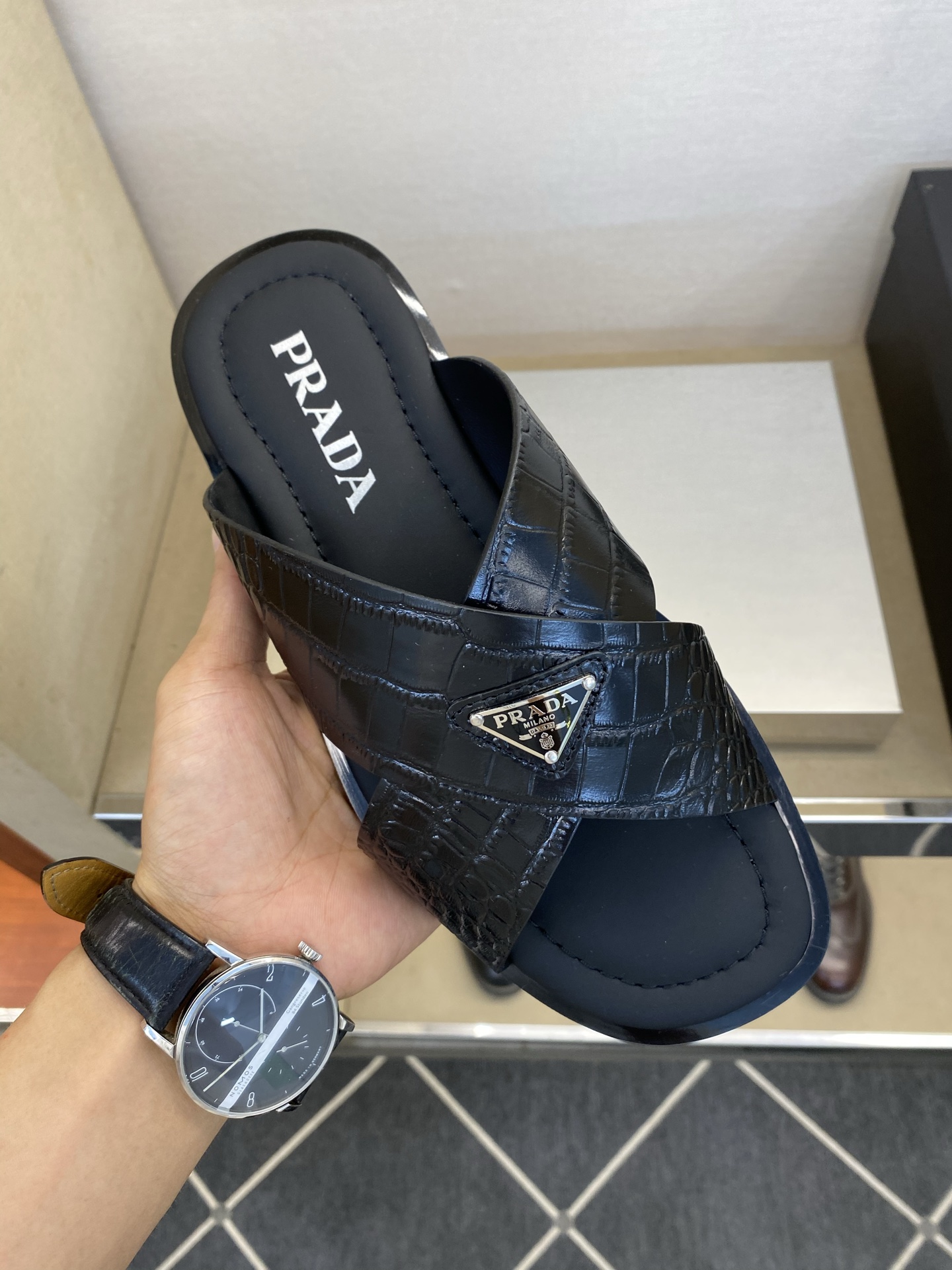 ⚠️【P R A D*】⚠️高品质,顶尖工艺品⚠️男士真皮拖鞋⚠️正码:39-44(4一10)⚠同步发售 ⚠️【P R A D*】⚠️高品质,顶尖工艺品⚠️男士真皮拖鞋⚠️正码:39-44(4一10)⚠同步发售