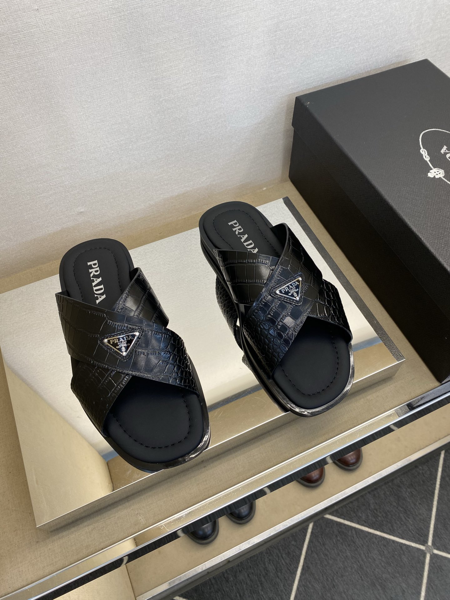 NO:781744,【P R A D＊】 High quality, top craftsmanship, men's genuine leather slippers, regular sizes 39-44 (4-10), on sale simultaneously!  goods!  Top craftsmanship [strong] original calfskin (super texture and feel), full calfskin bag cushion, super texture!  Thickened latex mid-pad and rubber foam anti-slip outsole!  !  Super comfortable!  38,45,46customized,,slippers,cowhide19860909【P R A D＊】 高品质,顶尖工艺品 男士真皮拖鞋 正码39－44(4一10） 同步发售！货！顶级手工艺[强]原版小牛皮(超强质感、手感),全小牛皮包垫,质感超强！加厚乳胶中垫、橡胶化泡防滑大底！！超强舒适感！38,45,46订做,,slippers,cowhide,Men's shoes