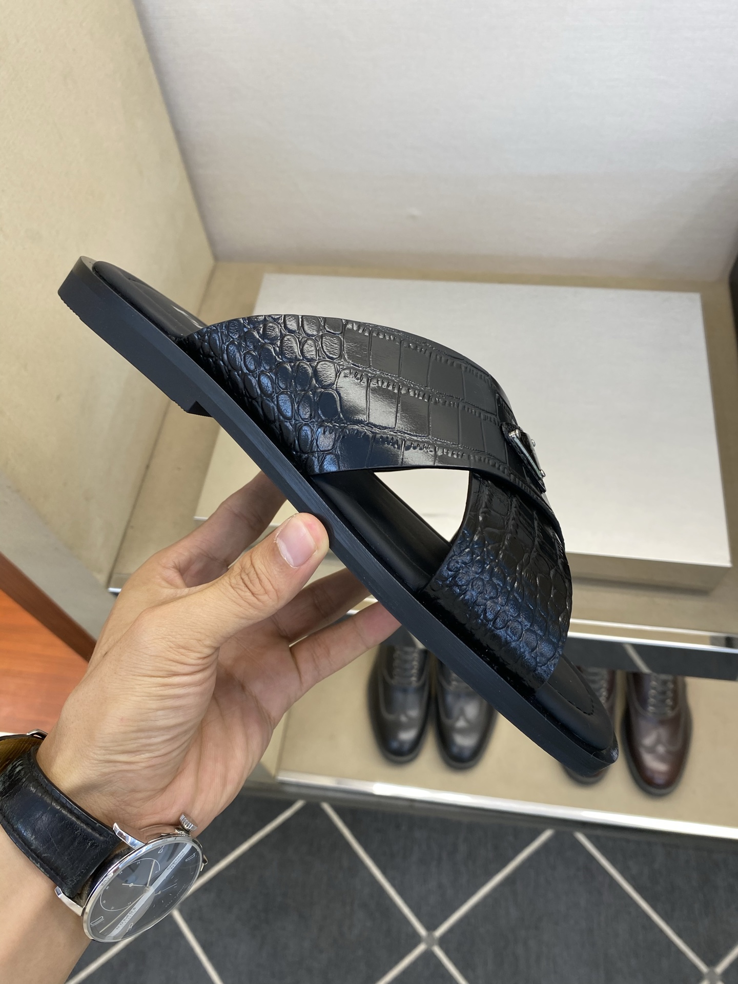 ⚠️【P R A D*】⚠️高品质,顶尖工艺品⚠️男士真皮拖鞋⚠️正码:39-44(4一10)⚠同步发售 ⚠️【P R A D*】⚠️高品质,顶尖工艺品⚠️男士真皮拖鞋⚠️正码:39-44(4一10)⚠同步发售