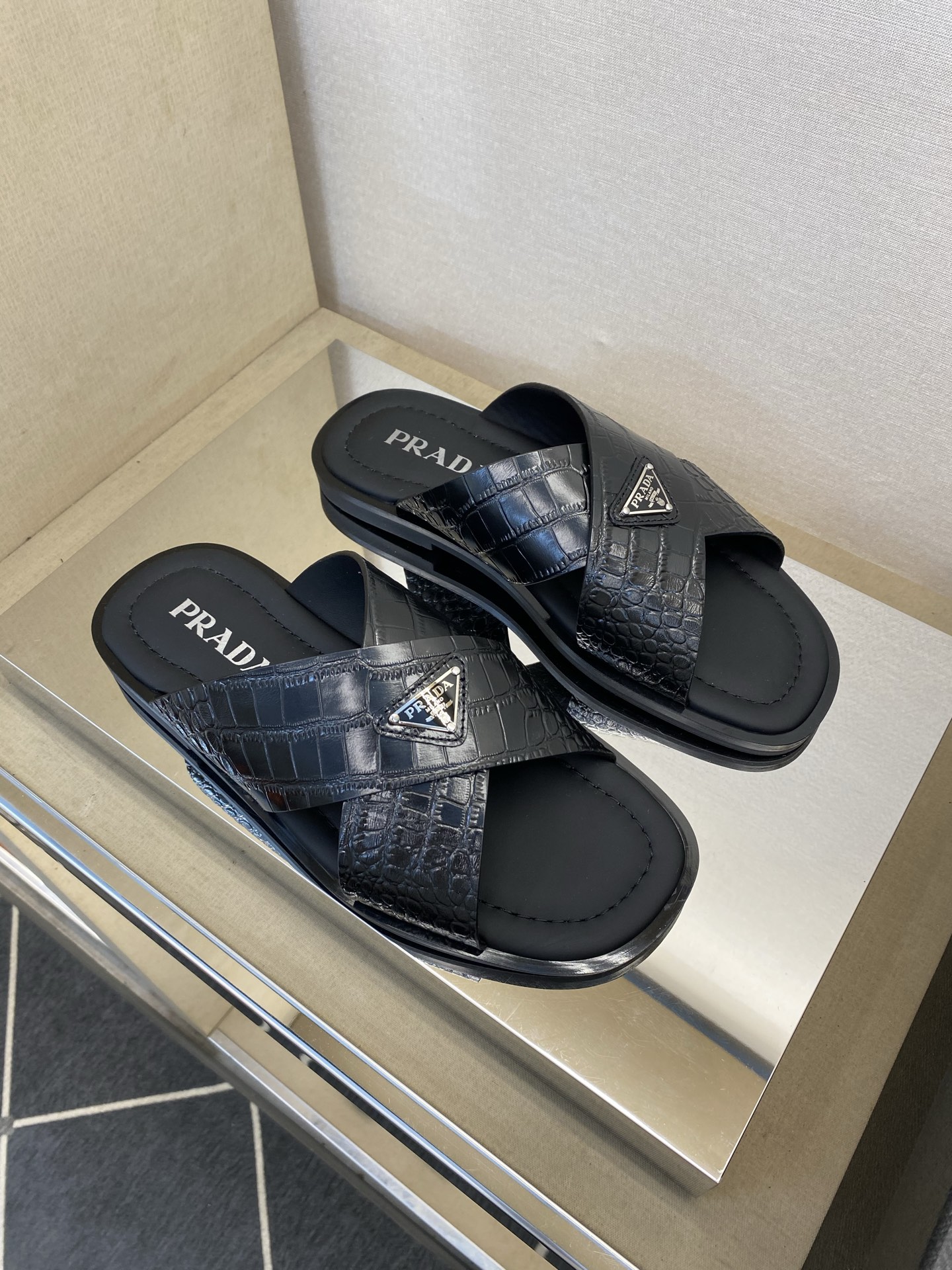 ⚠️【P R A D*】⚠️高品质,顶尖工艺品⚠️男士真皮拖鞋⚠️正码:39-44(4一10)⚠同步发售 ⚠️【P R A D*】⚠️高品质,顶尖工艺品⚠️男士真皮拖鞋⚠️正码:39-44(4一10)⚠同步发售
