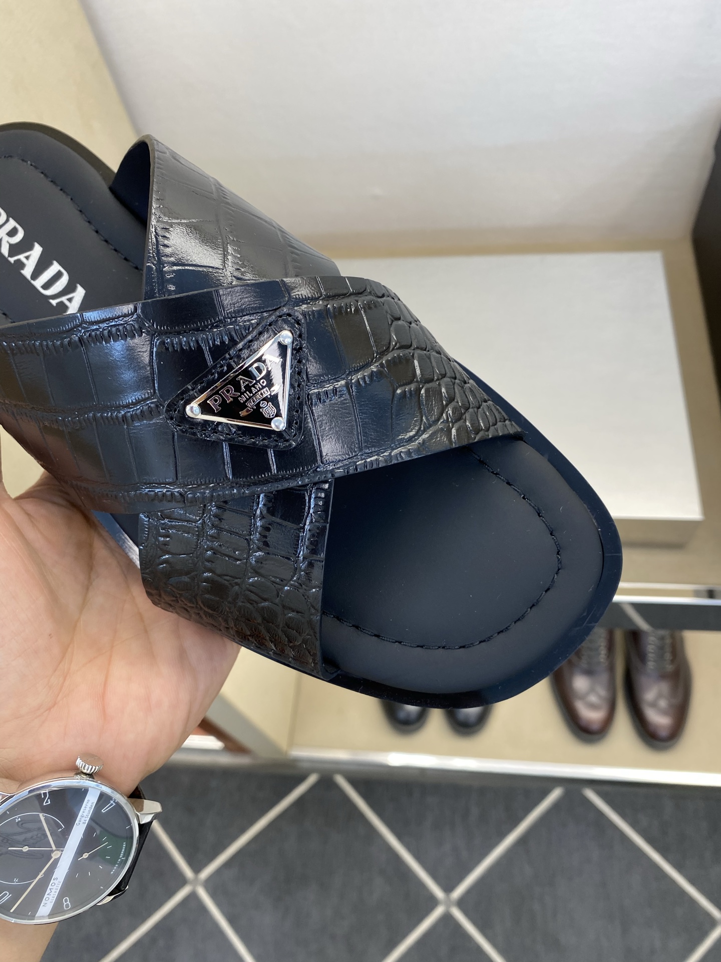 ⚠️【P R A D*】⚠️高品质,顶尖工艺品⚠️男士真皮拖鞋⚠️正码:39-44(4一10)⚠同步发售 ⚠️【P R A D*】⚠️高品质,顶尖工艺品⚠️男士真皮拖鞋⚠️正码:39-44(4一10)⚠同步发售