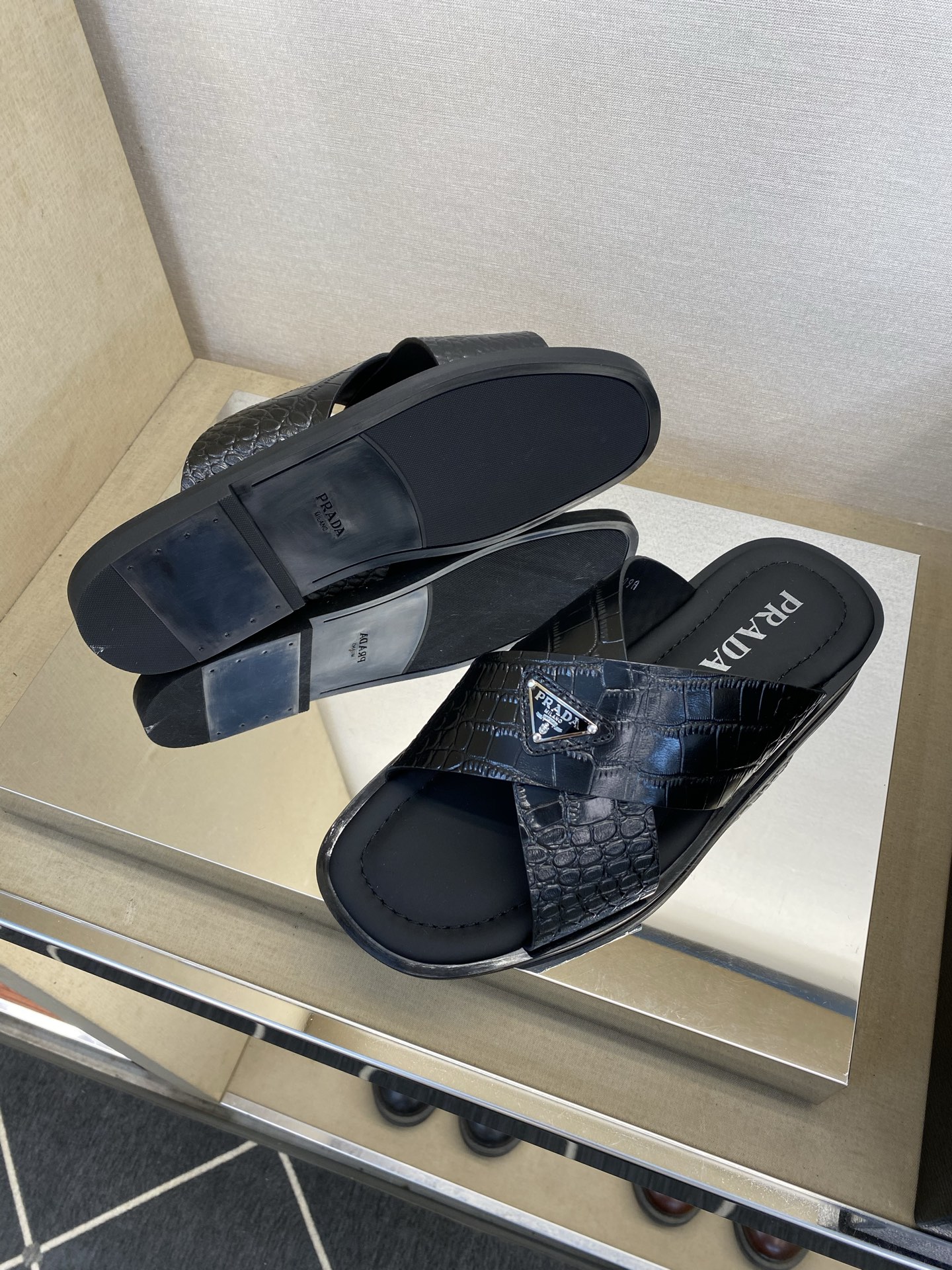 ⚠️【P R A D*】⚠️高品质,顶尖工艺品⚠️男士真皮拖鞋⚠️正码:39-44(4一10)⚠同步发售 ⚠️【P R A D*】⚠️高品质,顶尖工艺品⚠️男士真皮拖鞋⚠️正码:39-44(4一10)⚠同步发售