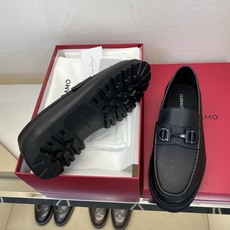 ⚠️【SF】⚠️⚠️经典乐福鞋⚠️码:39-44(6. 5 一9)⚠️最新版本商务乐福皮鞋!一贯品牌代表 ⚠️【SF】⚠️⚠️经典乐福鞋⚠️码:39-44(6. 5 一9)⚠️最新版本商务乐福皮鞋!一贯品牌代表