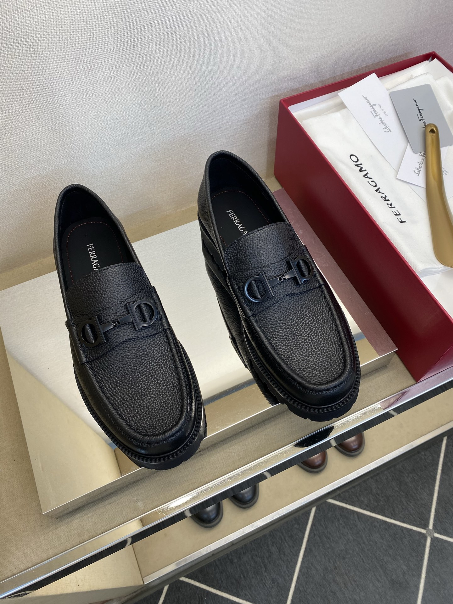 ⚠️【SF】⚠️⚠️经典乐福鞋⚠️码：39－44(6. 5 一9)⚠️最新版本商务乐福皮鞋！一贯品牌代表