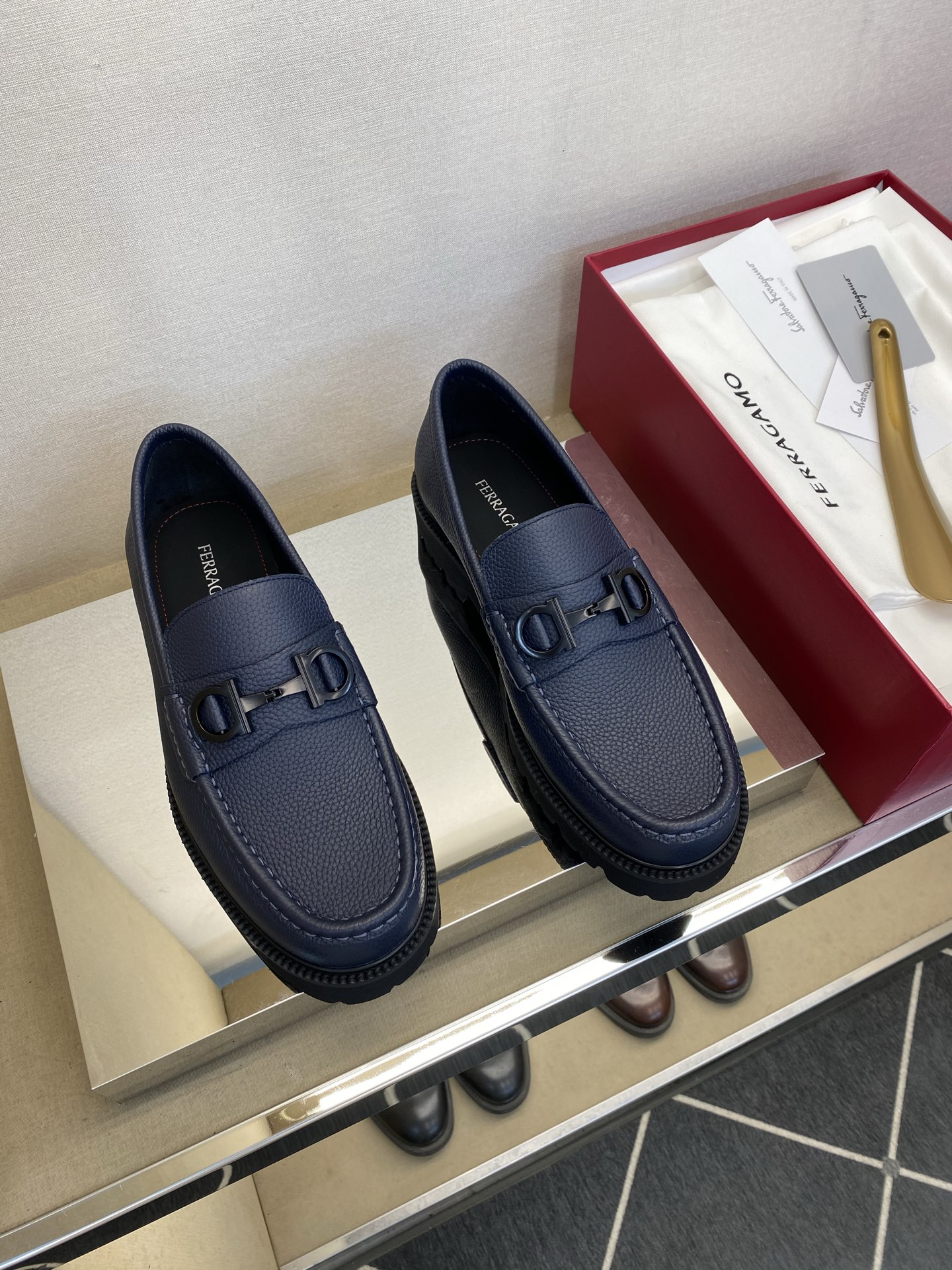 NO:783436,【SF】 Classic loafers, sizes 39-44 (6. 5 to 9), the latest version of business loafers!  A consistent brand representative button combination!  The latest and more eye-catching buckles!  The whole shoe is light and comfortable!  Pure and high quality can be compared!  Fabric Original calfskin!  Calfskin lining!  Fully handmade craftsmanship!  The texture and comfort have been improved to another level!  Exclusive private mold rubber foam combination anti-slip bottom!  38,45 customized,,loafers,cowhide19860909【SF】 经典乐福鞋 码39－44(6. 5 一9) 最新版本商务乐福皮鞋！一贯品牌代表饰扣搭配！更亮眼最新饰扣！整鞋轻盈舒适！纯正高品质可11比较！面料原版小牛皮！内里小牛皮！全手工工艺款！质感、舒适度又提升一级别！独家私模橡胶化泡组合防滑底！38,45定做,,loafers,cowhide,Men's shoes